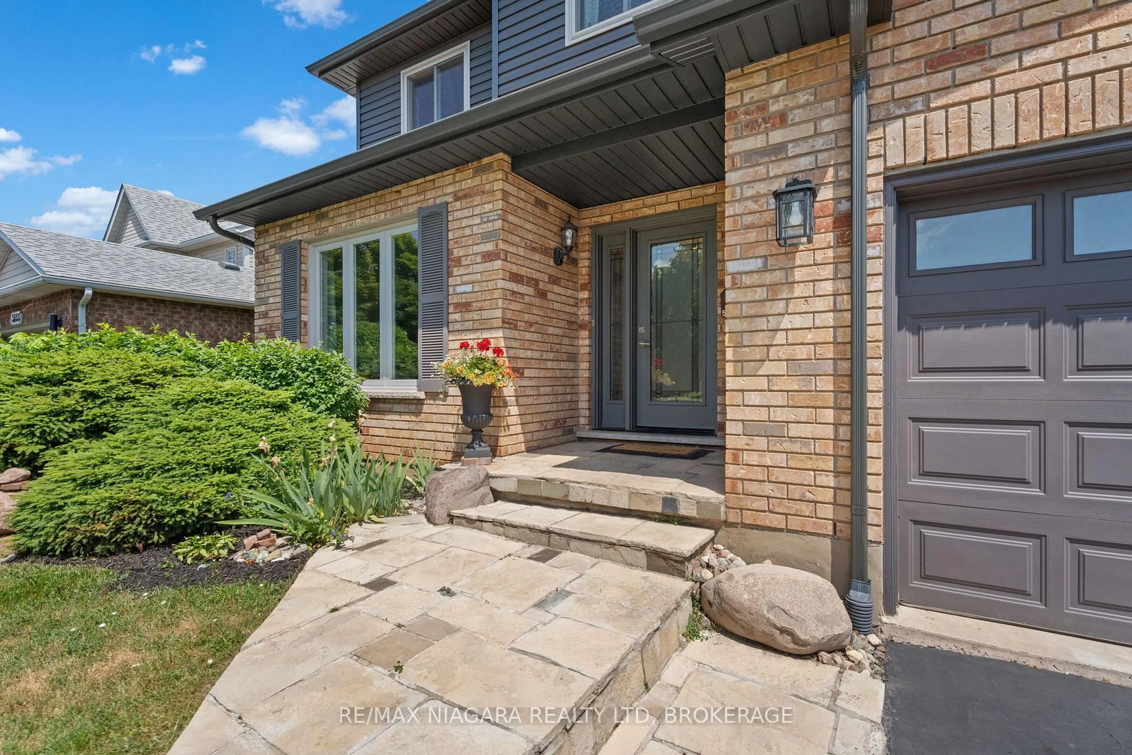 Home with brick exterior material, street for 5131 Oakwood Ave, Lincoln Ontario L0R 1B8