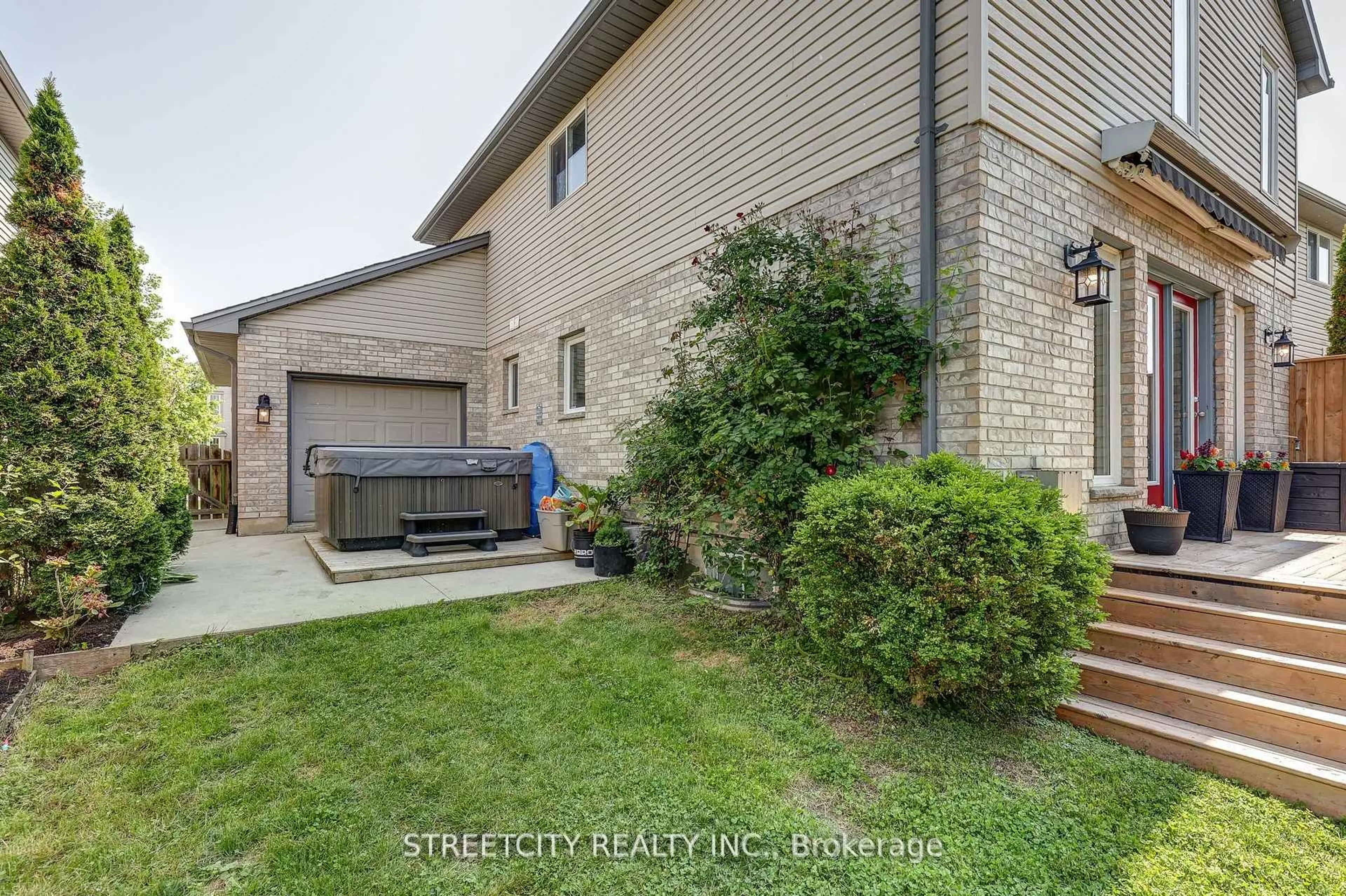 Patio, street for 61 Meadowvale Dr, St. Thomas Ontario N5P 4P3