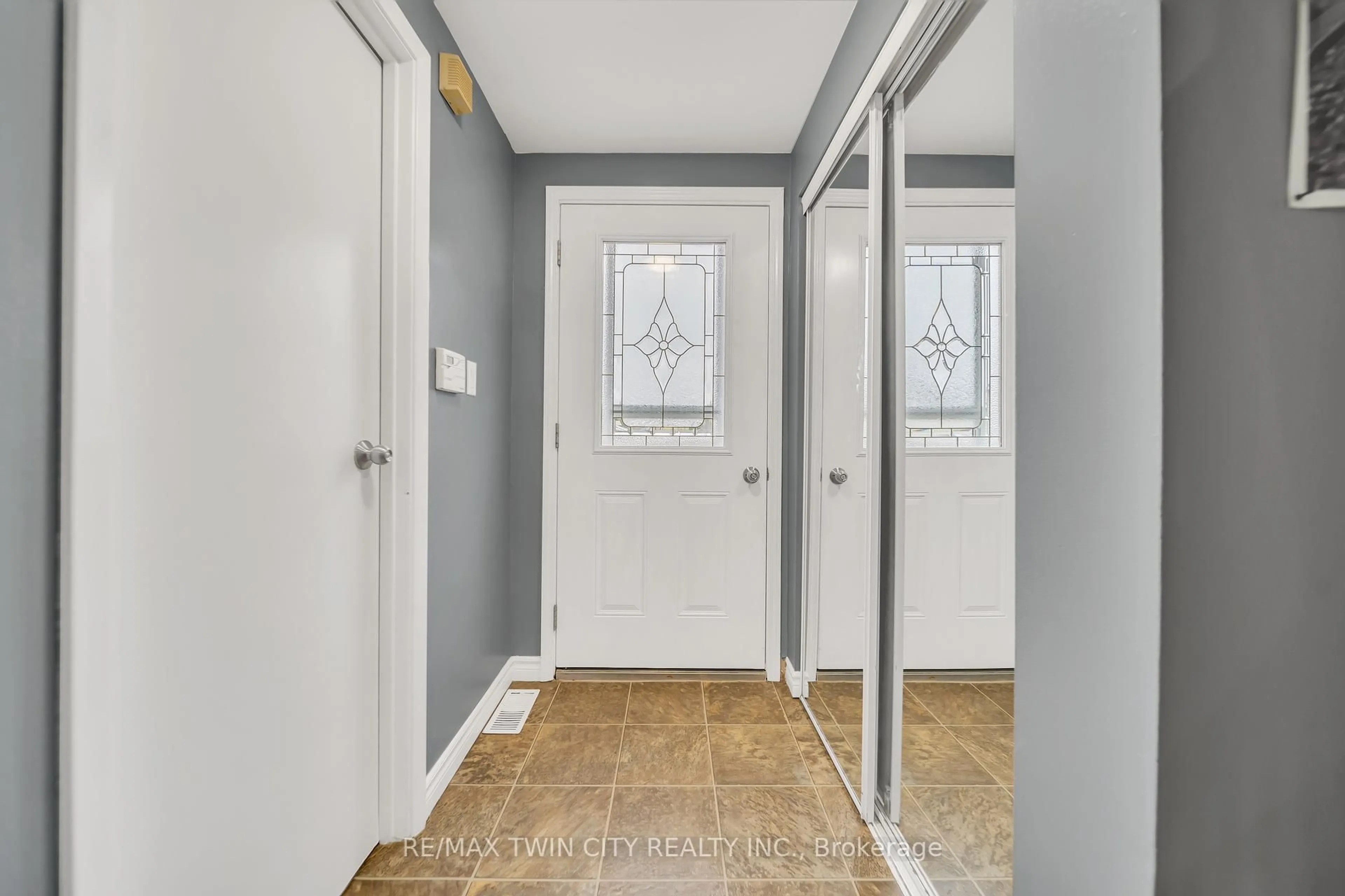 Indoor entryway for 648 Doon Village Rd #10, Kitchener Ontario N2P 1A2