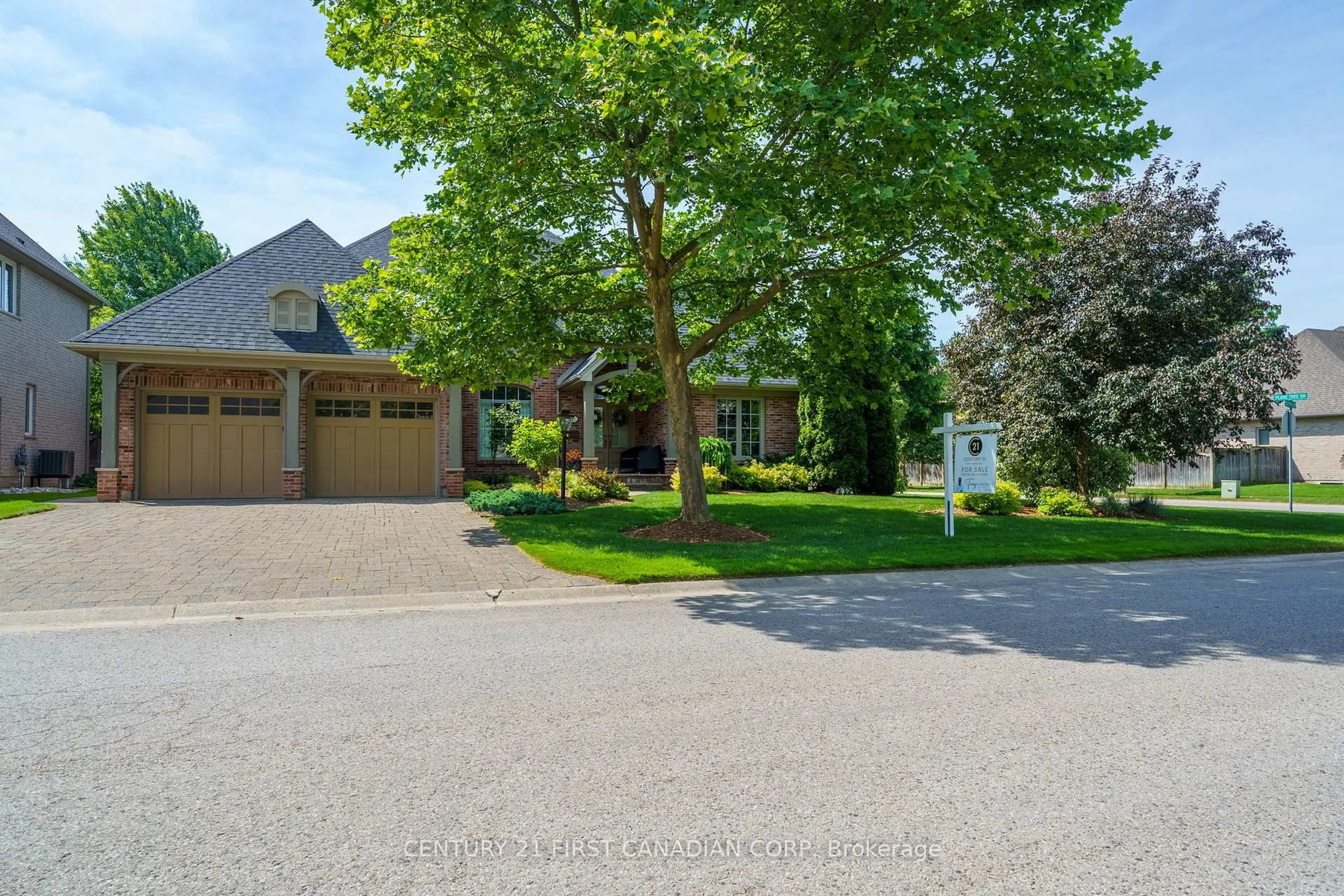 A pic from outside/outdoor area/front of a property/back of a property/a pic from drone, street for 2091 Valleyrun Blvd, London North Ontario N6G 5M7