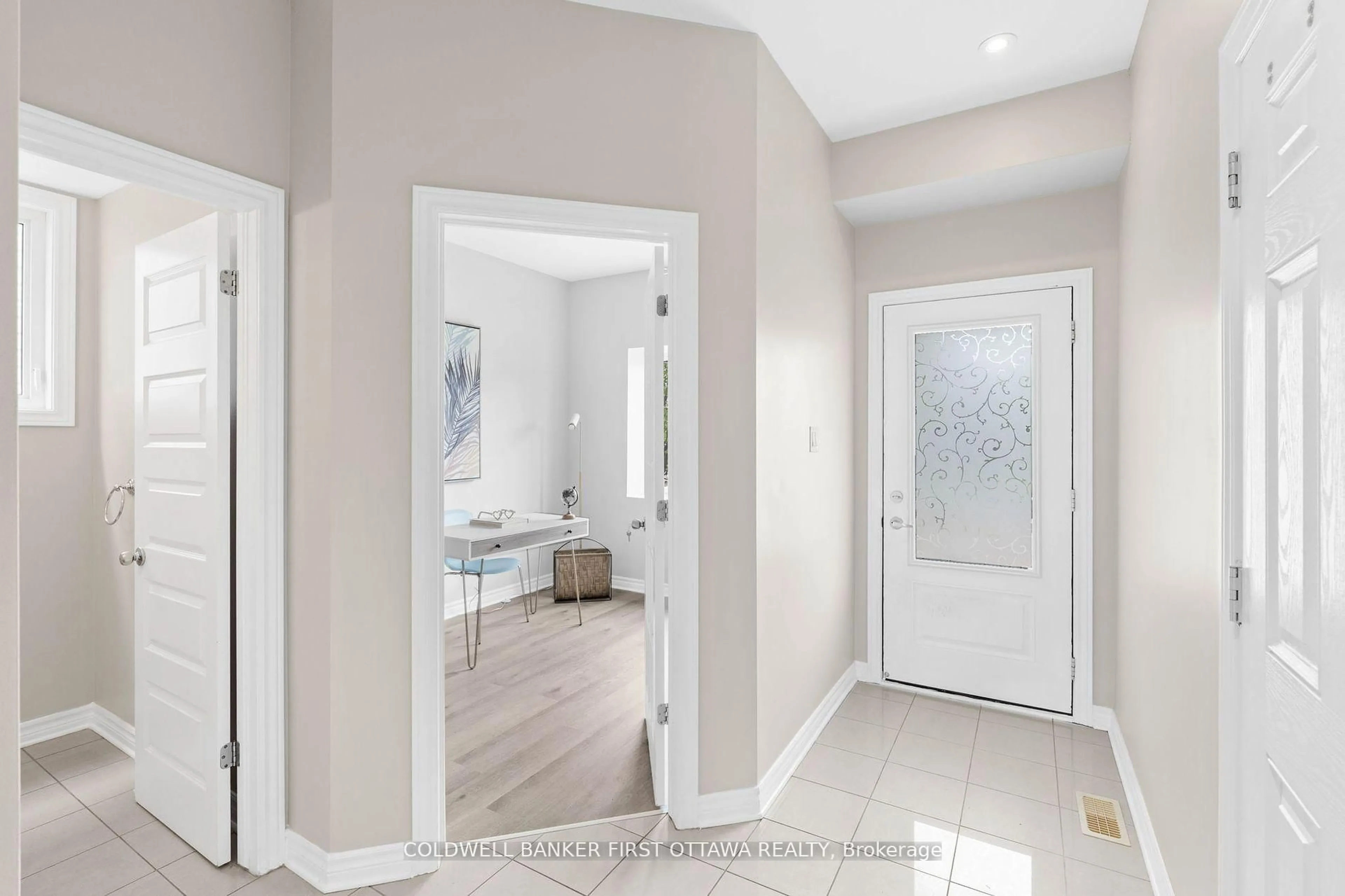 Indoor entryway for 2459 ESPRIT Dr, Ottawa Ontario K4A 0S3