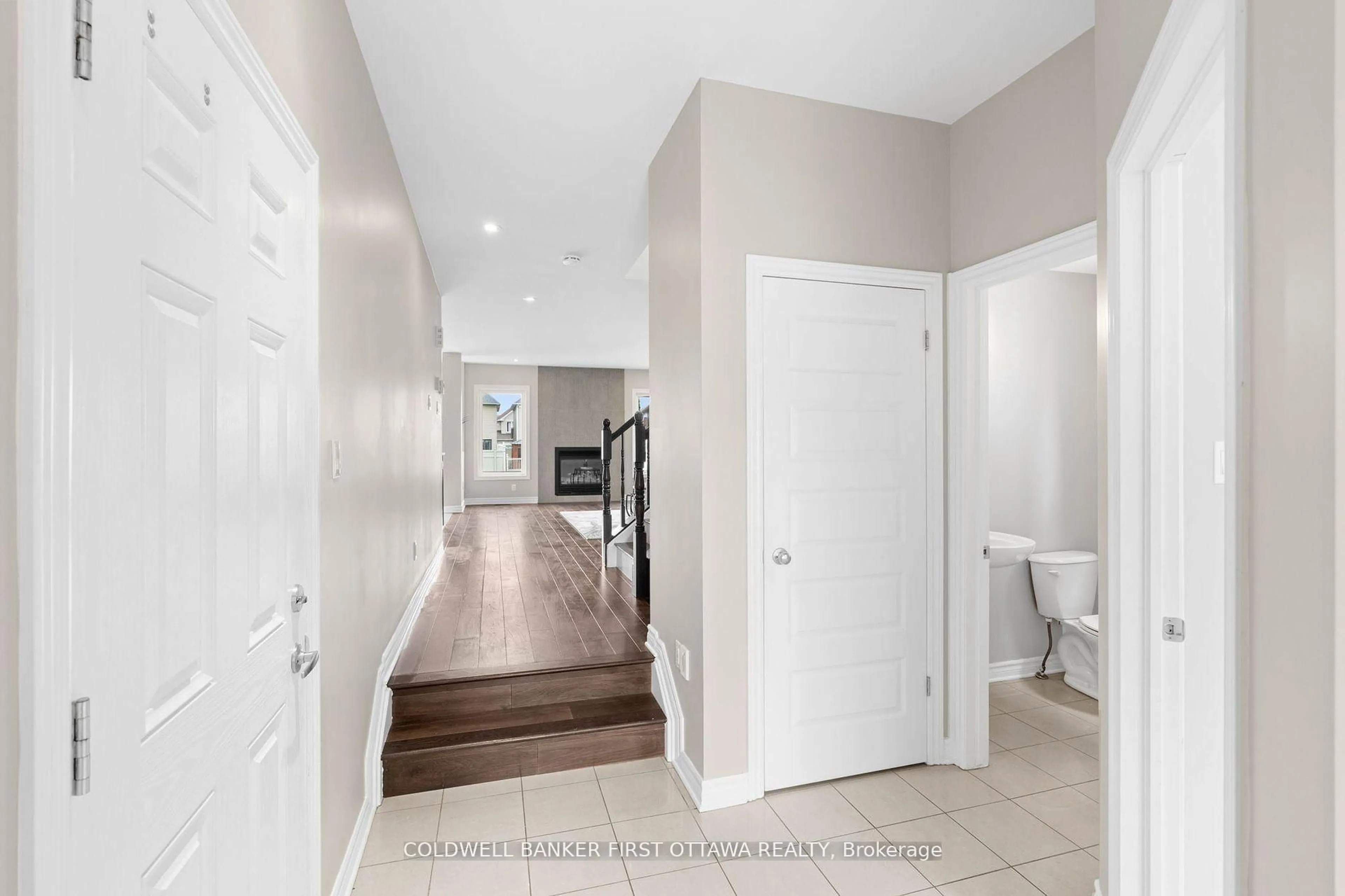 Indoor entryway for 2459 ESPRIT Dr, Ottawa Ontario K4A 0S3