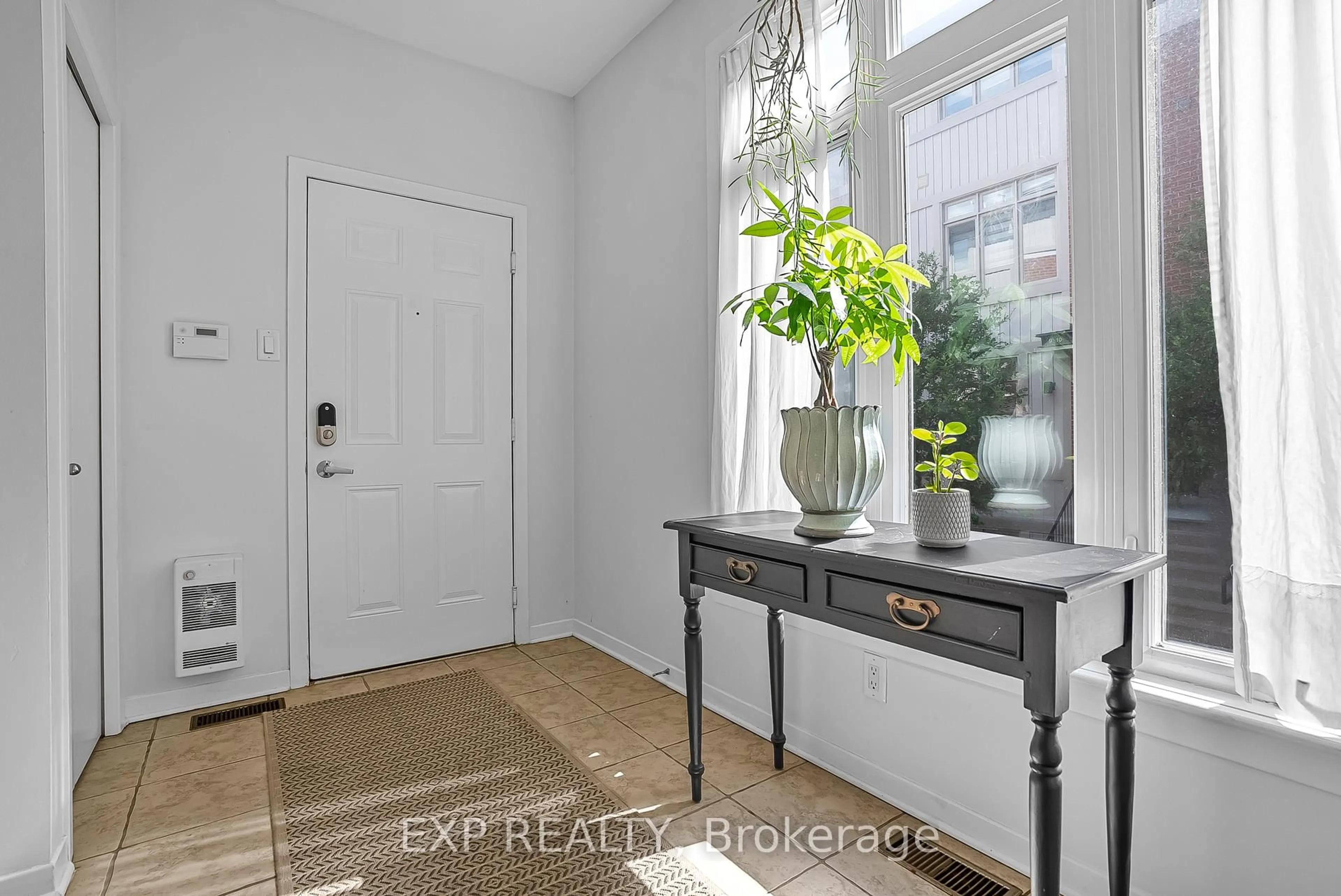 Indoor entryway for 797 Montreal Rd #14, Ottawa Ontario K1K 0S9