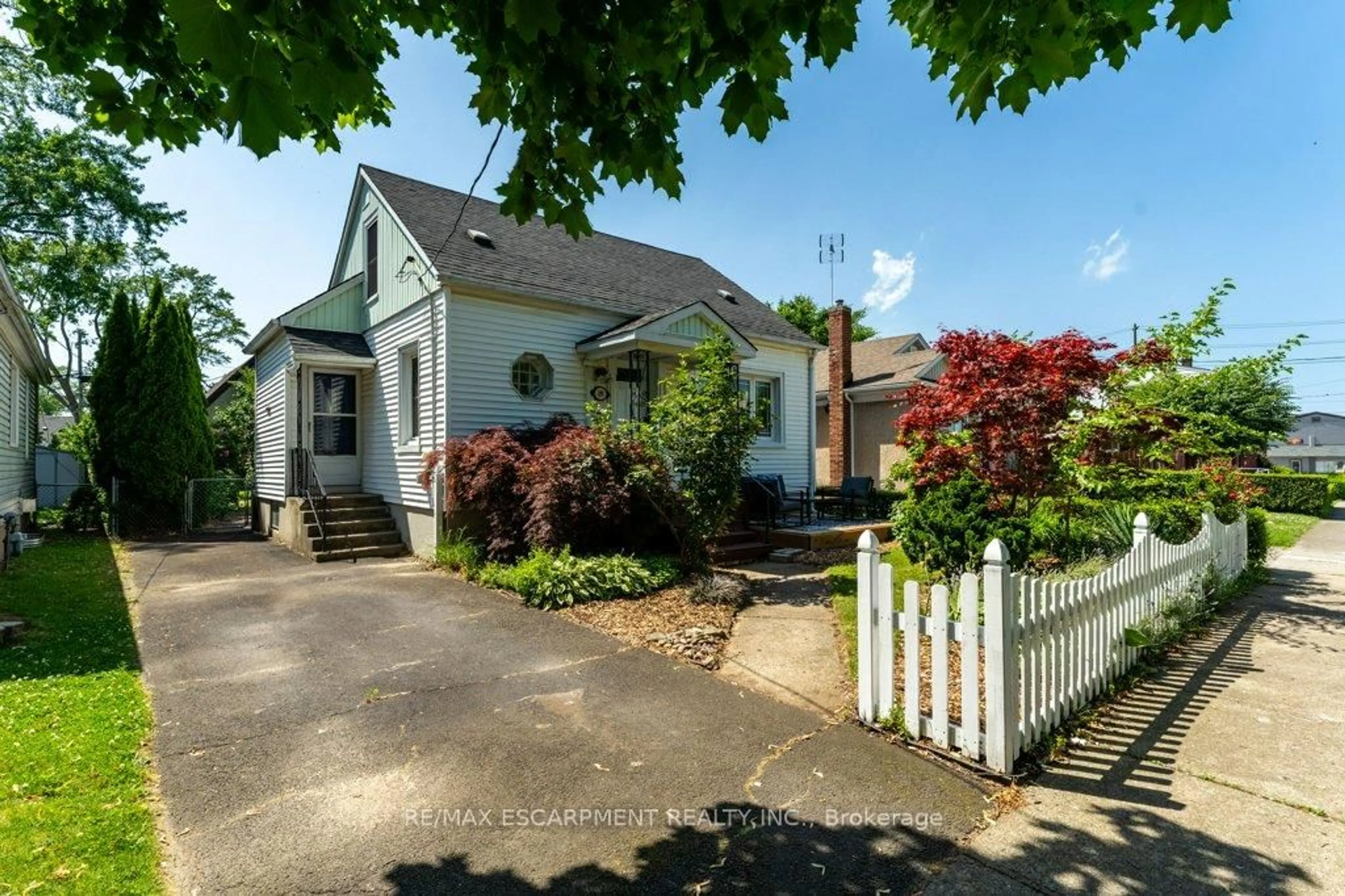 A pic from outside/outdoor area/front of a property/back of a property/a pic from drone, street for 19 Columbia St, St. Catharines Ontario L2R 5H5