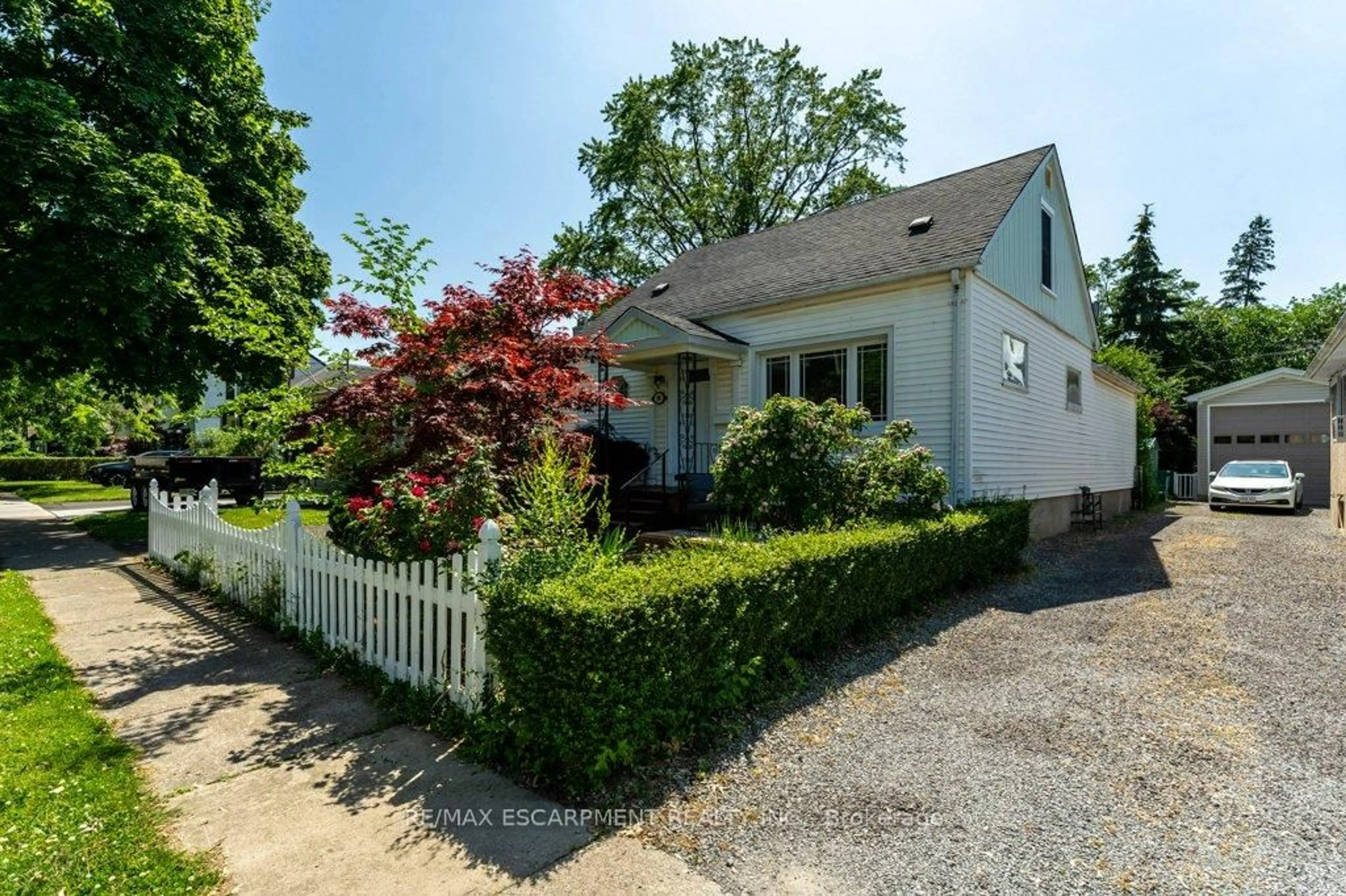 A pic from outside/outdoor area/front of a property/back of a property/a pic from drone, street for 19 Columbia St, St. Catharines Ontario L2R 5H5