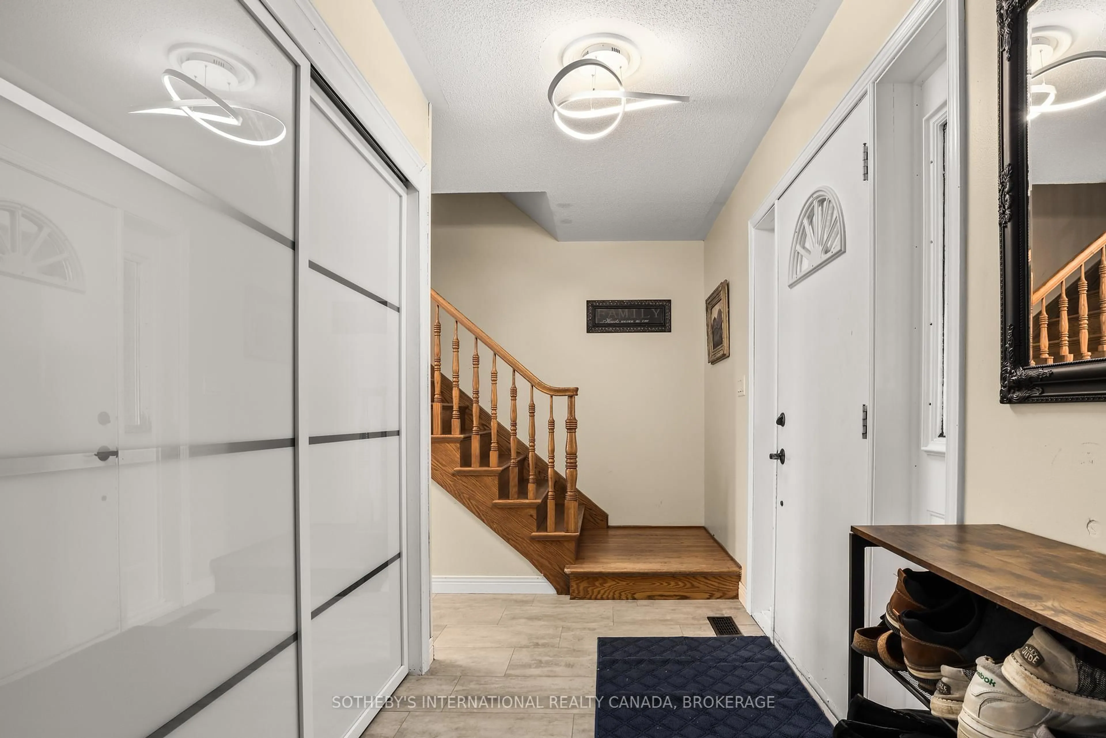 Indoor entryway for 480 Second St, Gananoque Ontario K7G 2K2