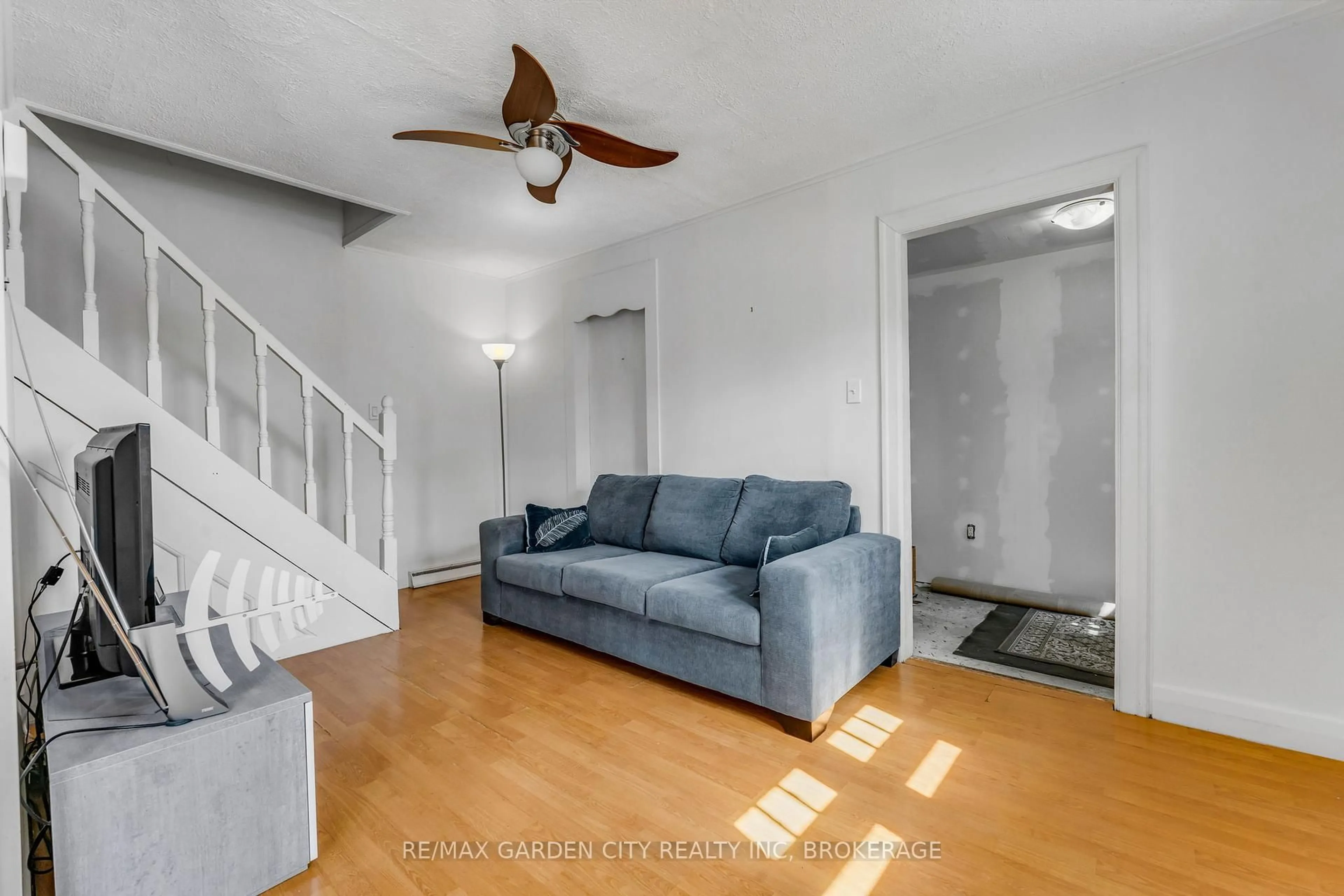 Living room with furniture, unknown for 118 St Augustine Ave, Welland Ontario L3C 2K7