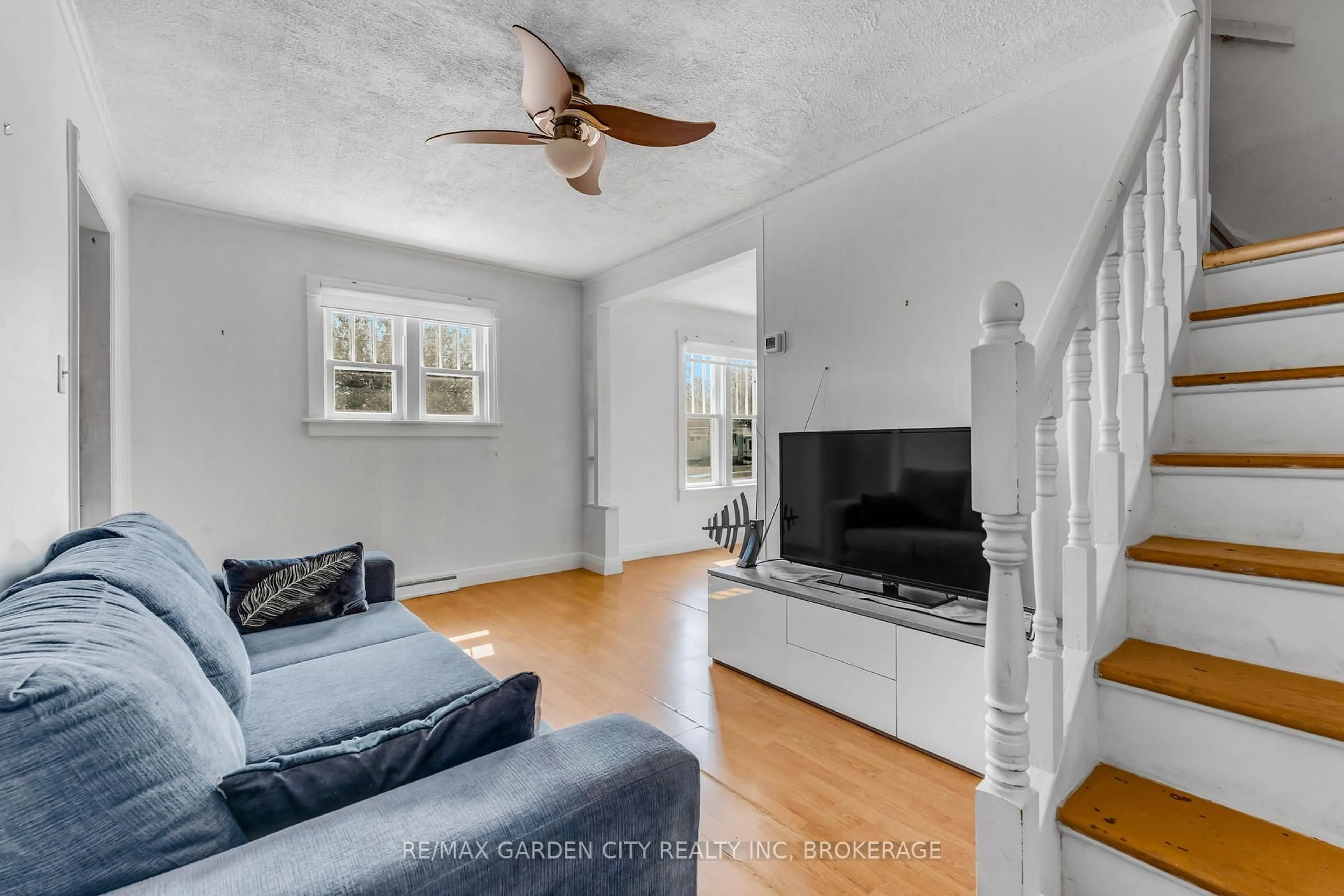 Living room with furniture, unknown for 118 St Augustine Ave, Welland Ontario L3C 2K7