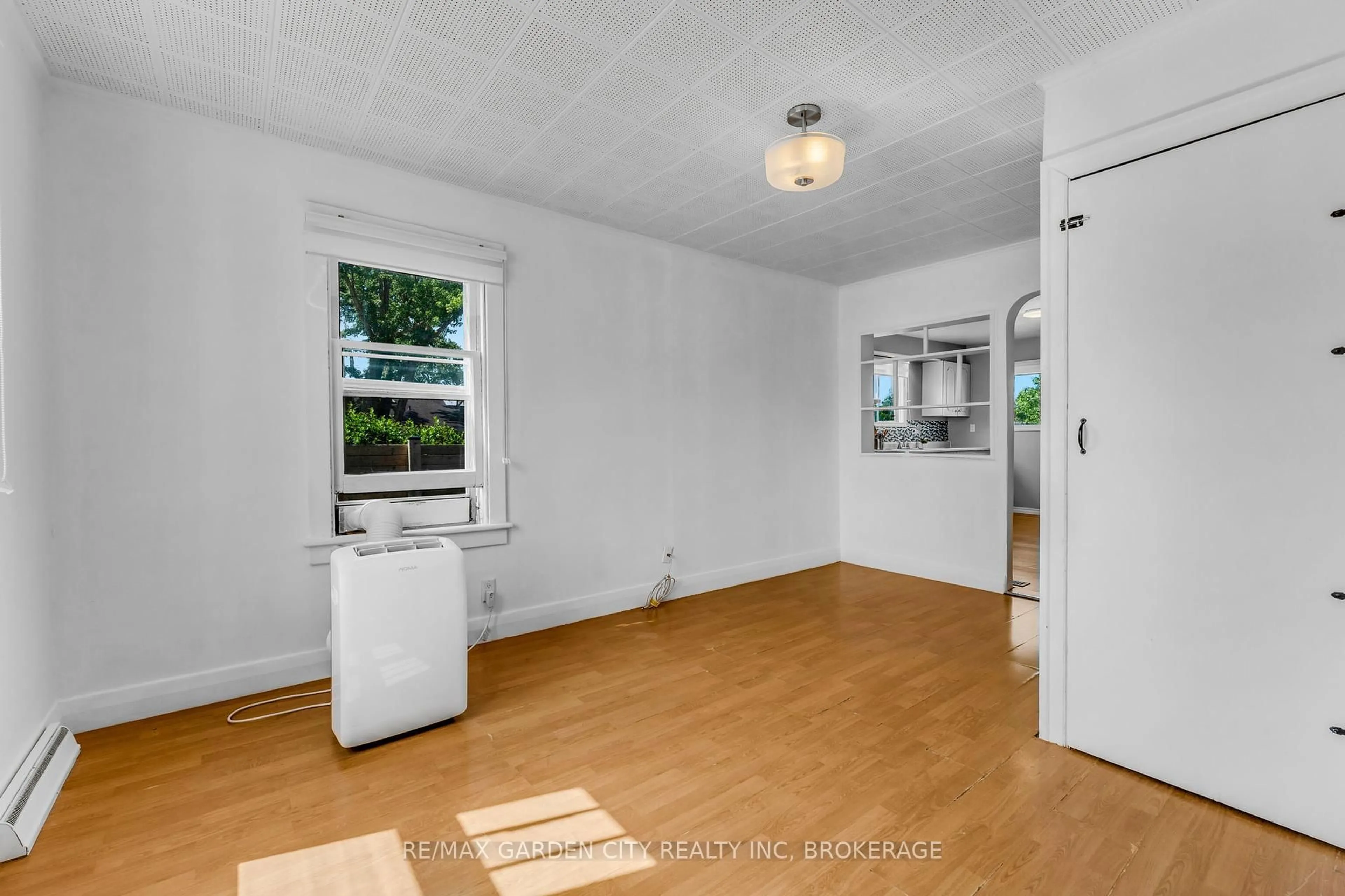 A pic of a room for 118 St Augustine Ave, Welland Ontario L3C 2K7