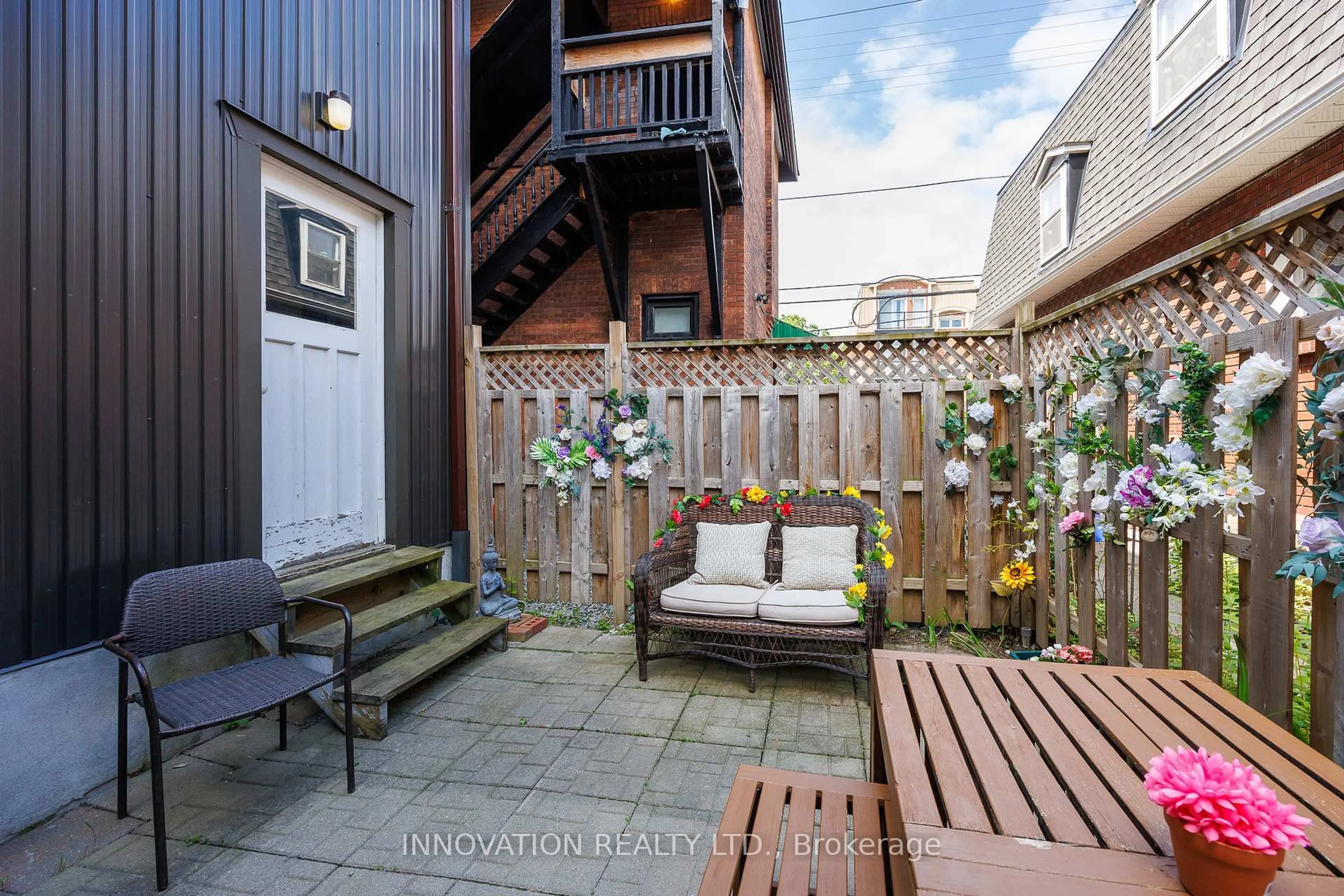 Patio, street for 465 Mcleod St, Ottawa Ontario K1R 5P5