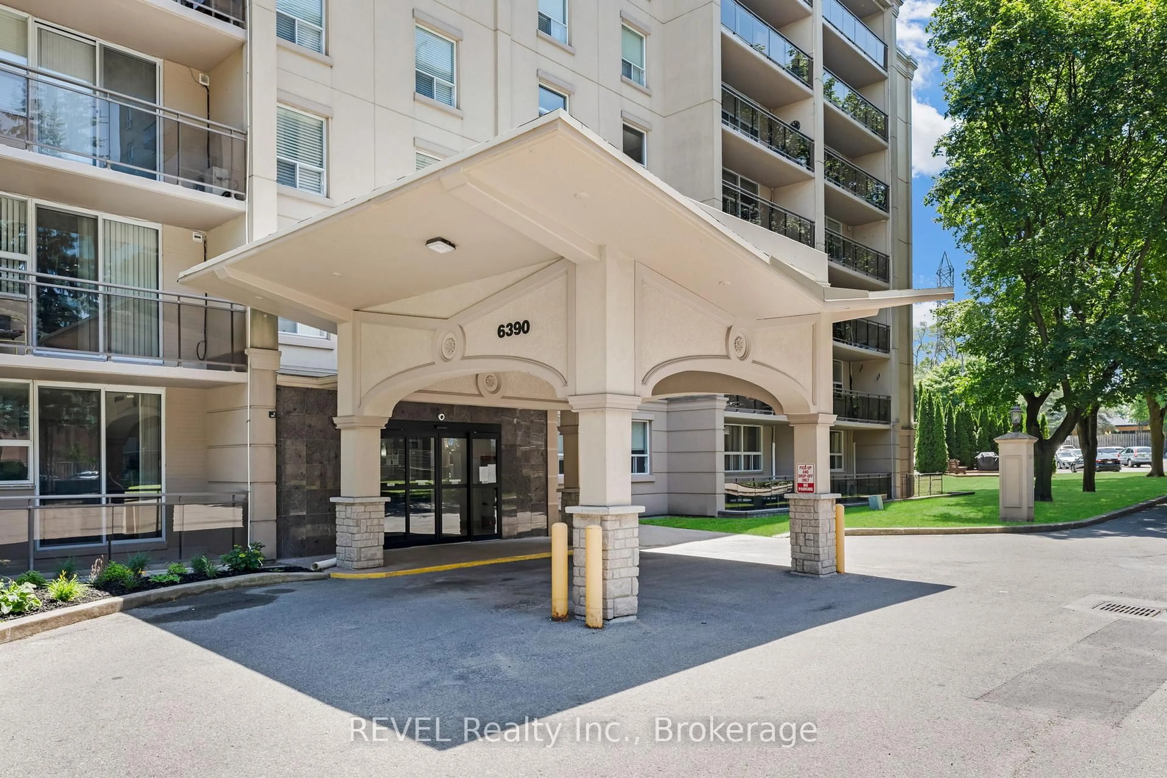 Indoor foyer for 6390 Huggins St #502, Niagara Falls Ontario L2H 1H1