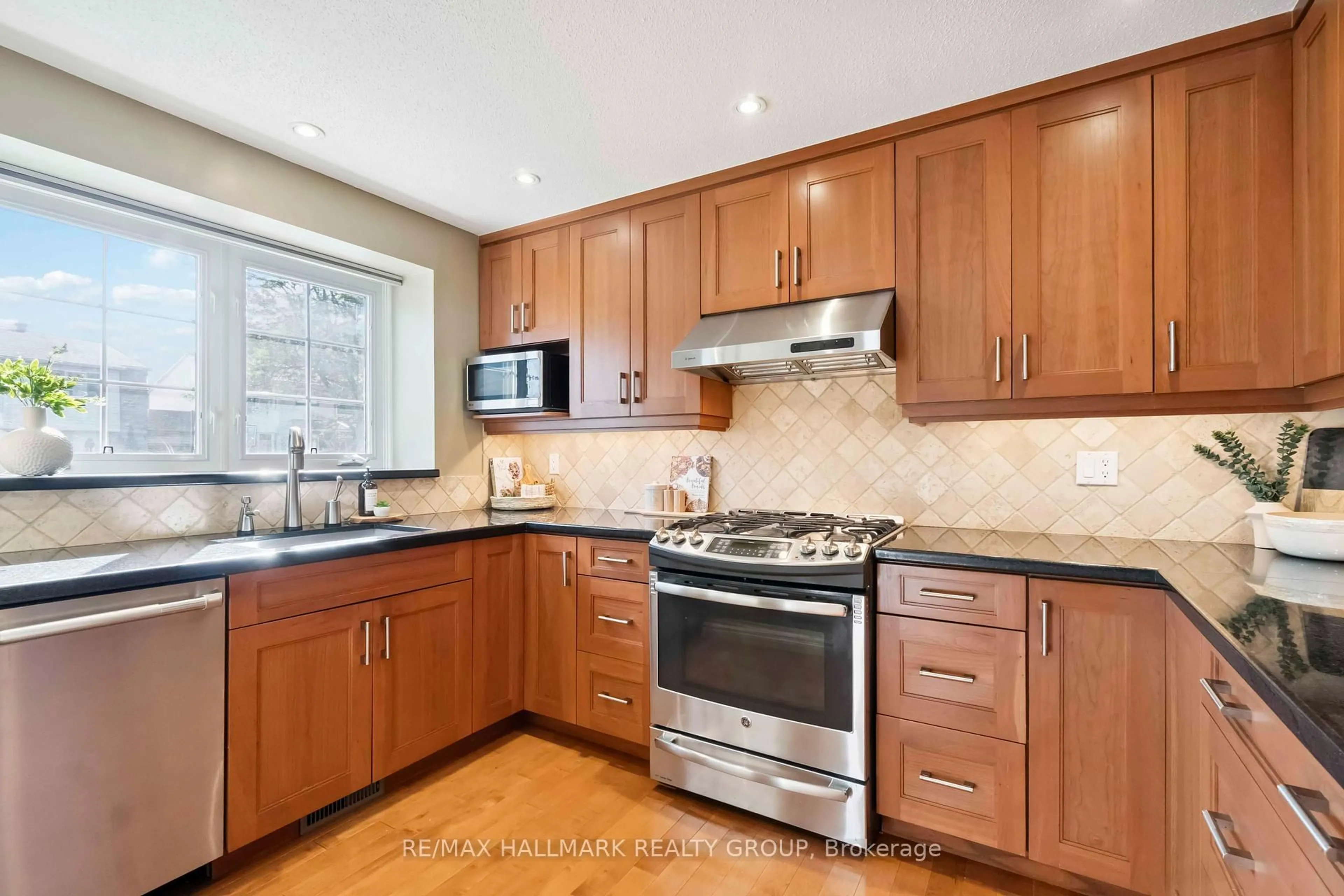 Standard kitchen, ceramic/tile floor for 14 Whelan Dr, Barrhaven Ontario K2J 2J9