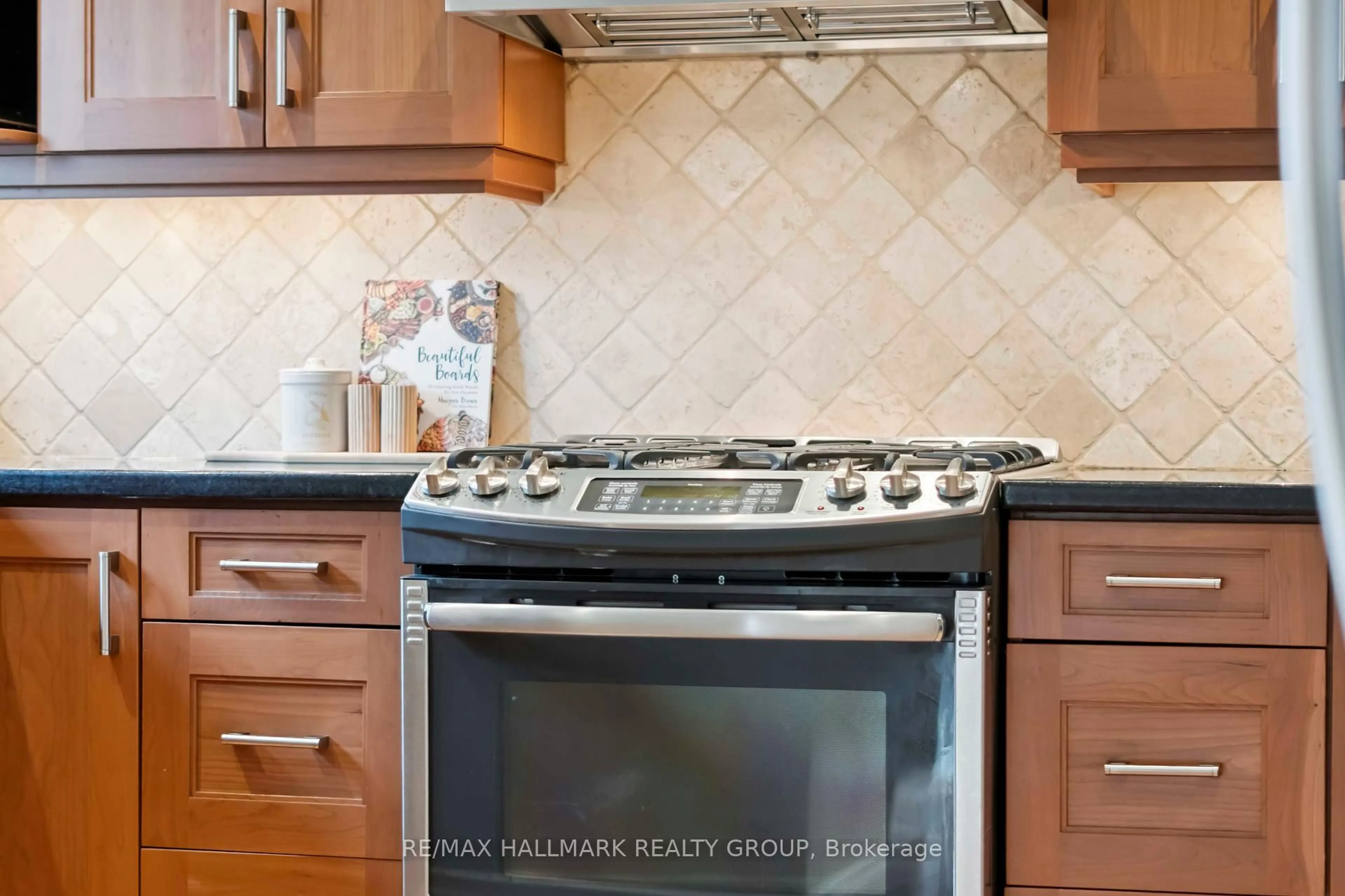 Standard kitchen, ceramic/tile floor for 14 Whelan Dr, Barrhaven Ontario K2J 2J9