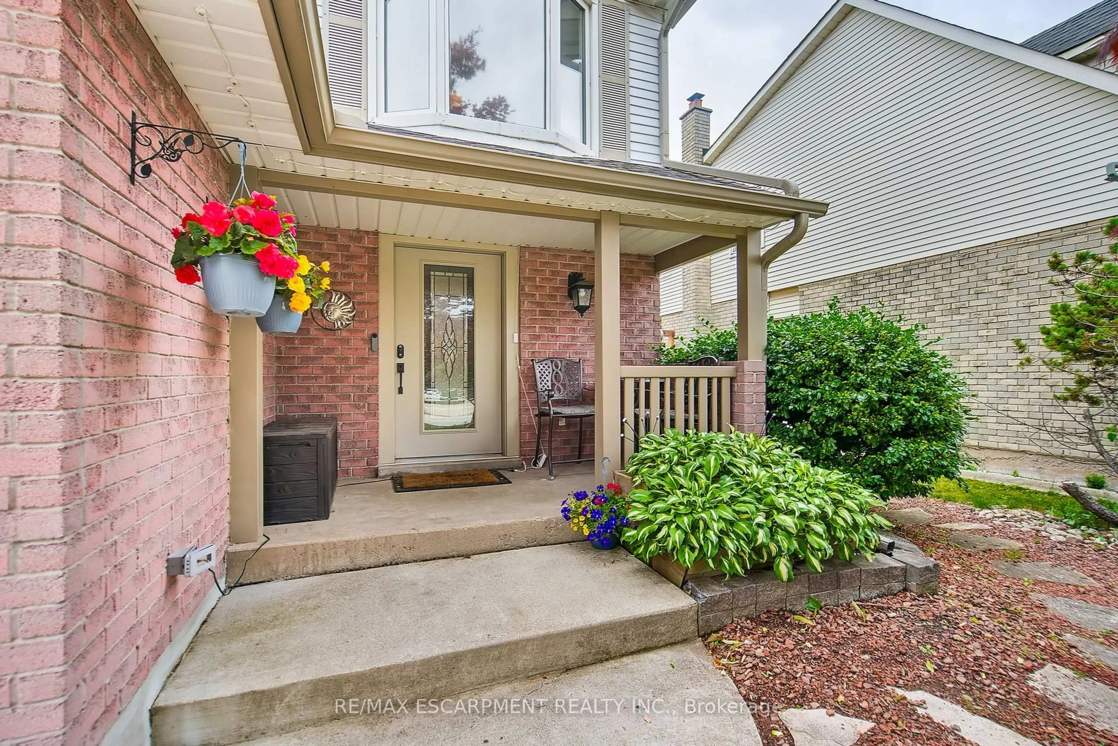 Indoor entryway for 27 Dalton Cres, Hamilton Ontario L8J 1Z6