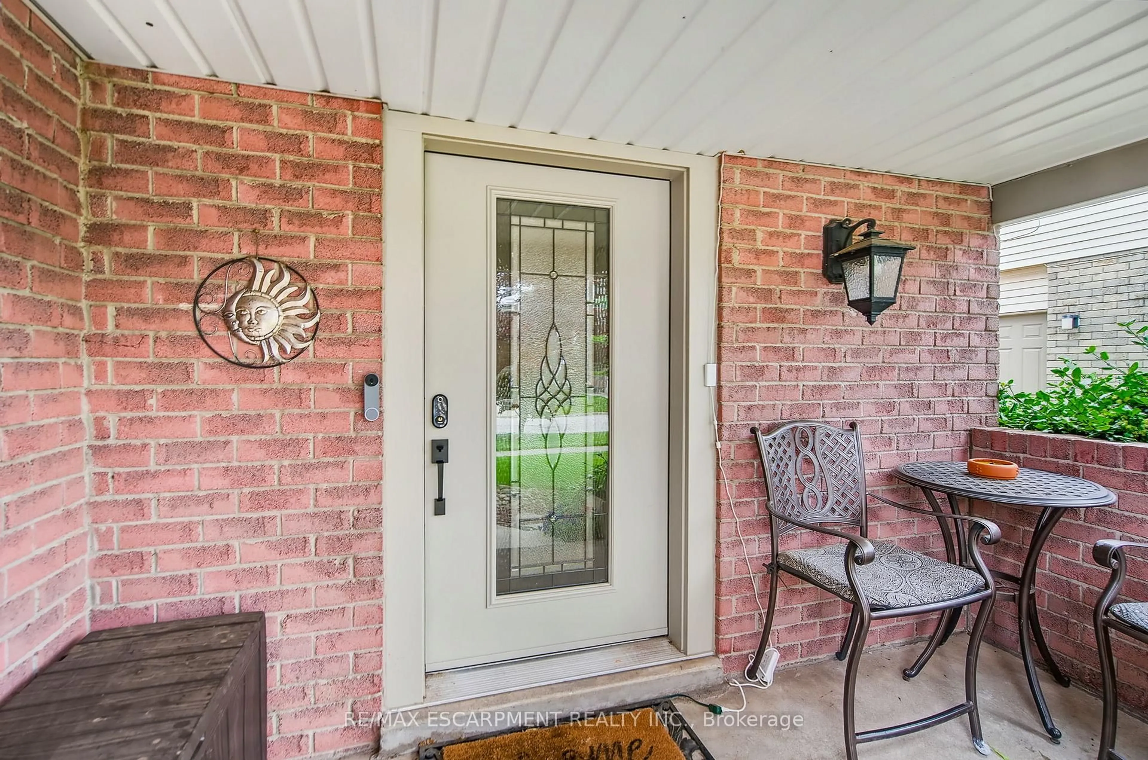 Indoor entryway for 27 Dalton Cres, Hamilton Ontario L8J 1Z6