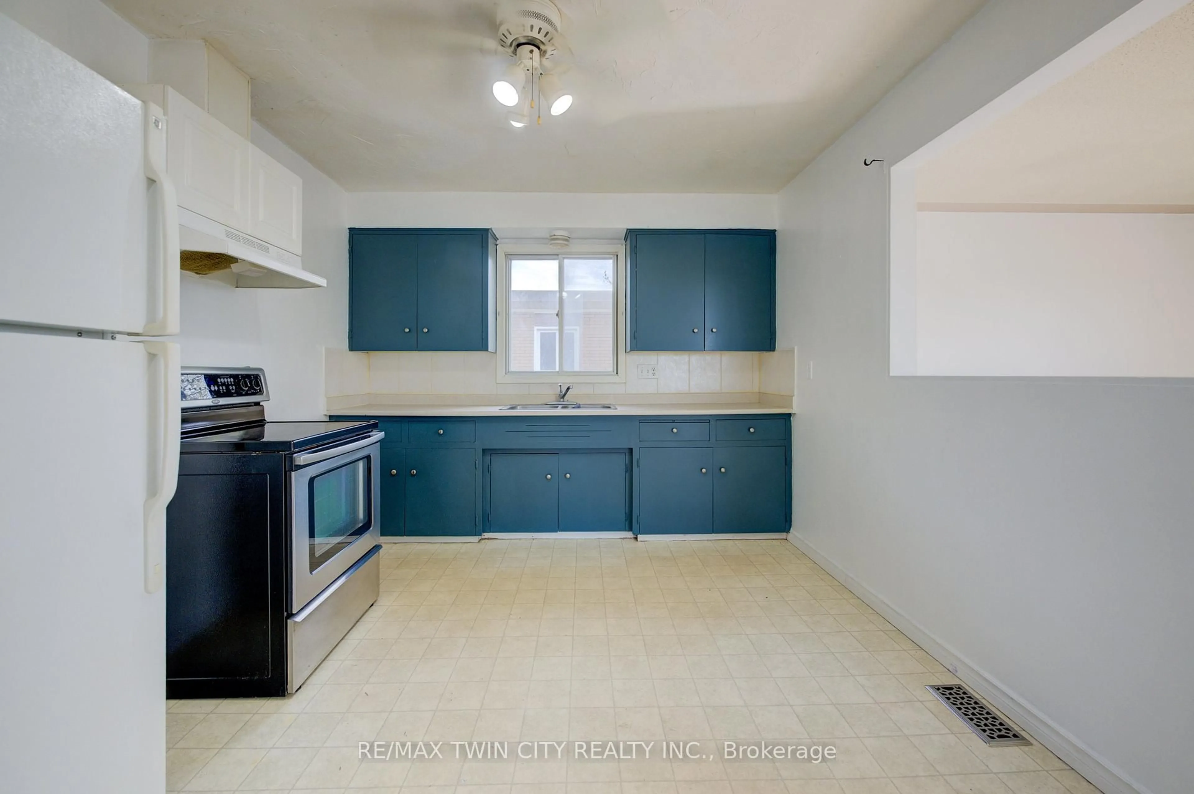 Standard kitchen, ceramic/tile floor for 486 Highland Rd, Kitchener Ontario N2M 3W7