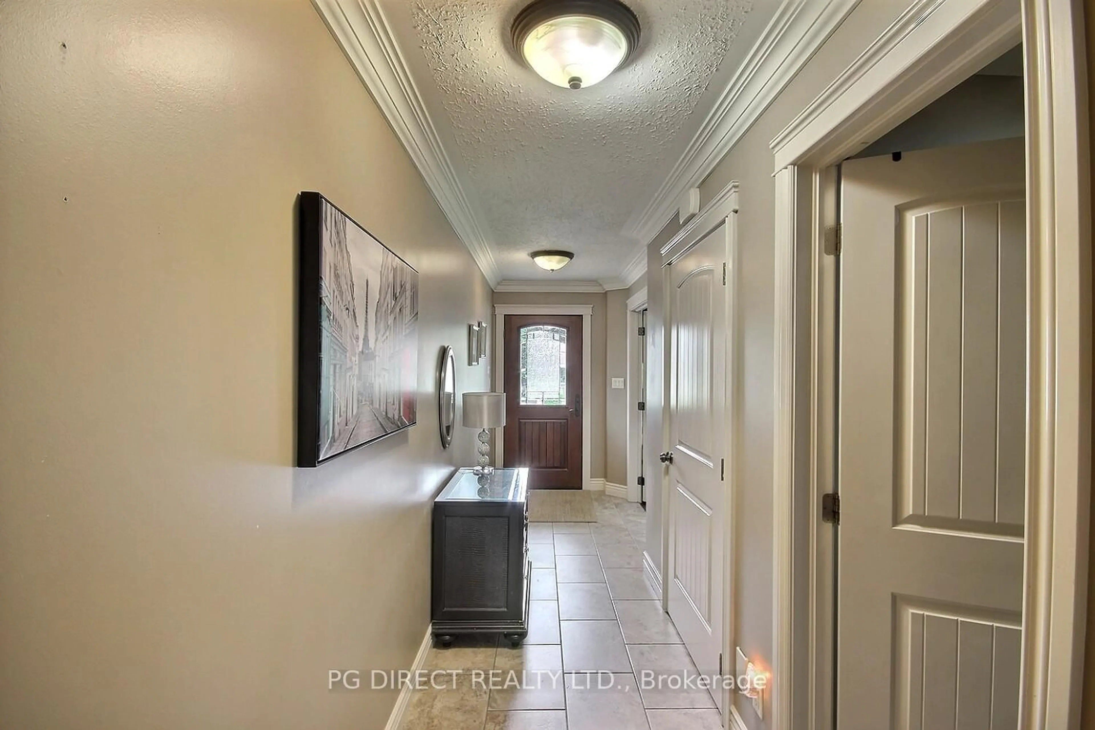 Indoor entryway for 5 Dufferin St, Brighton Ontario K0K 1H0