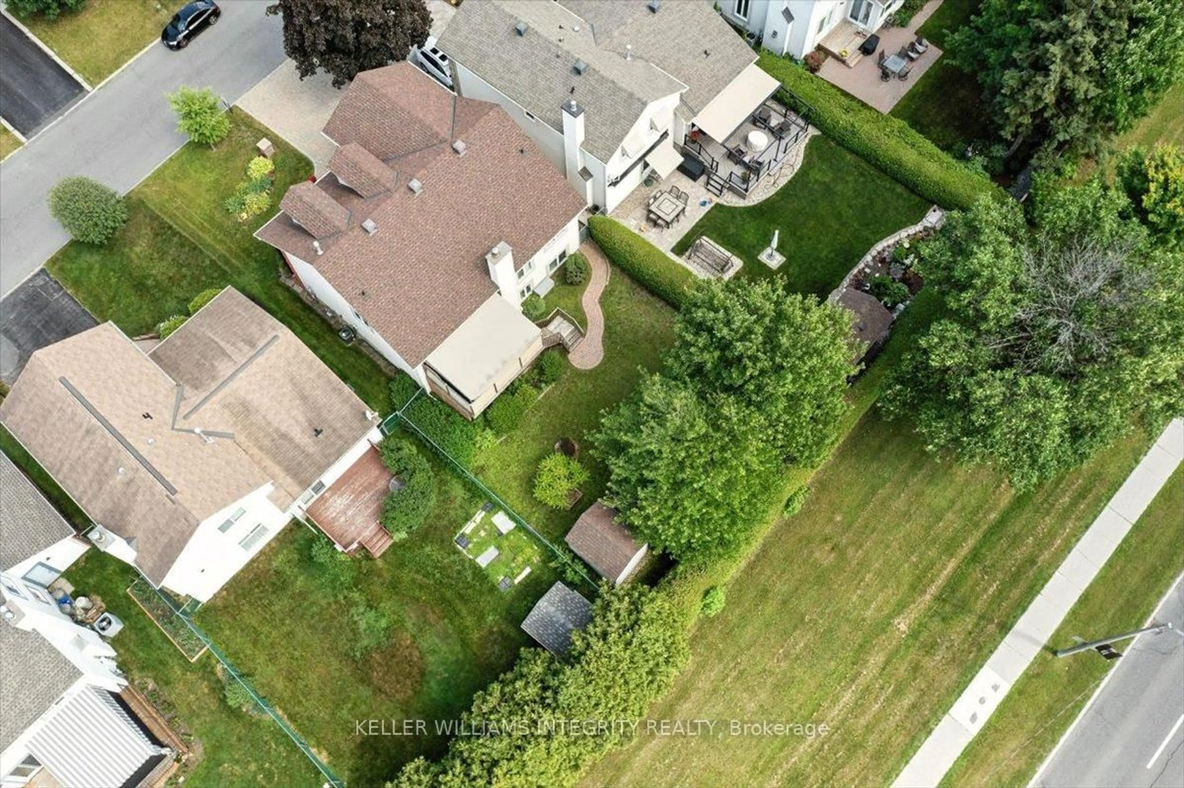 A pic from outside/outdoor area/front of a property/back of a property/a pic from drone, street for 6524 Richer Dr, Ottawa Ontario K1C 3G4
