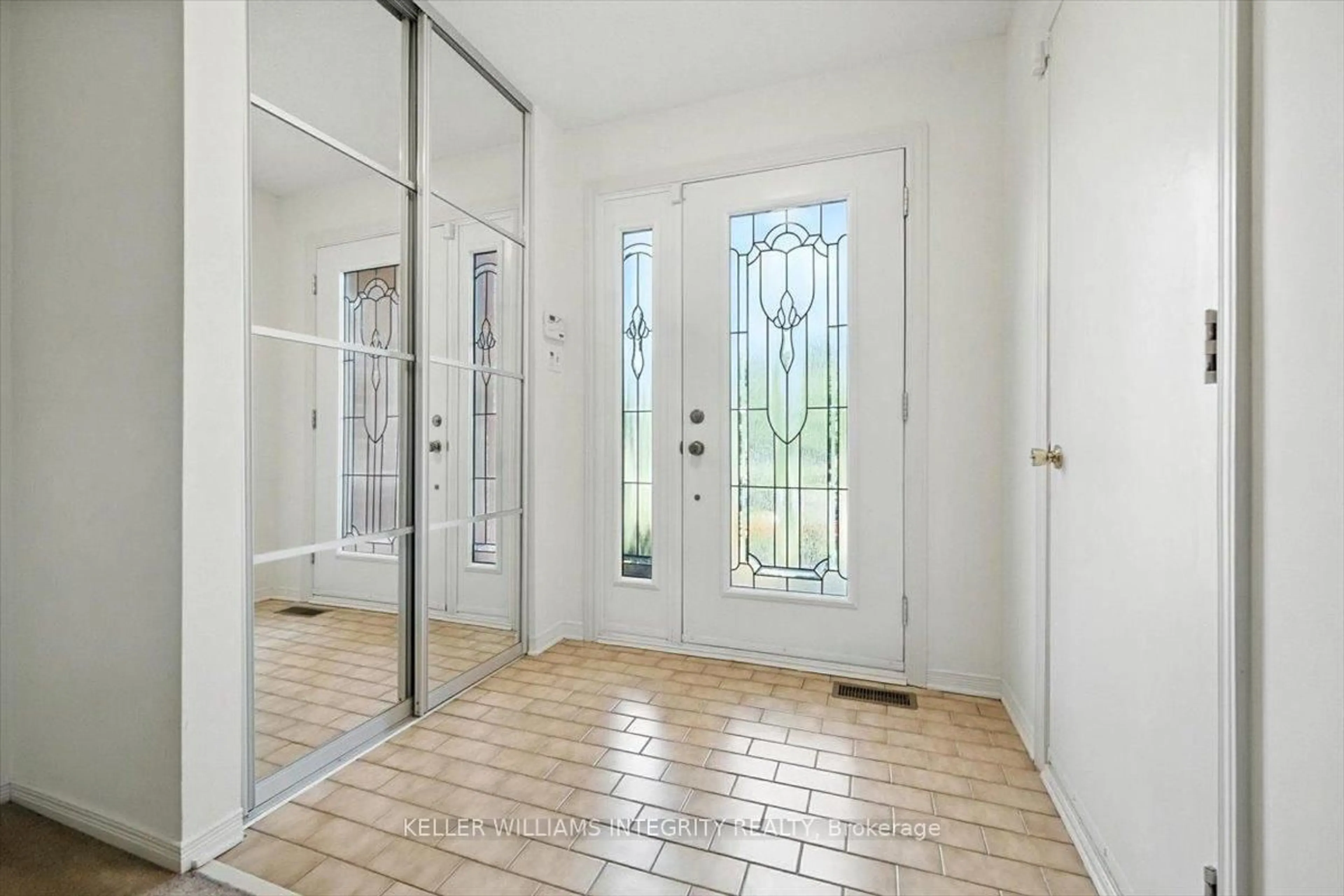 Indoor entryway for 6524 Richer Dr, Ottawa Ontario K1C 3G4