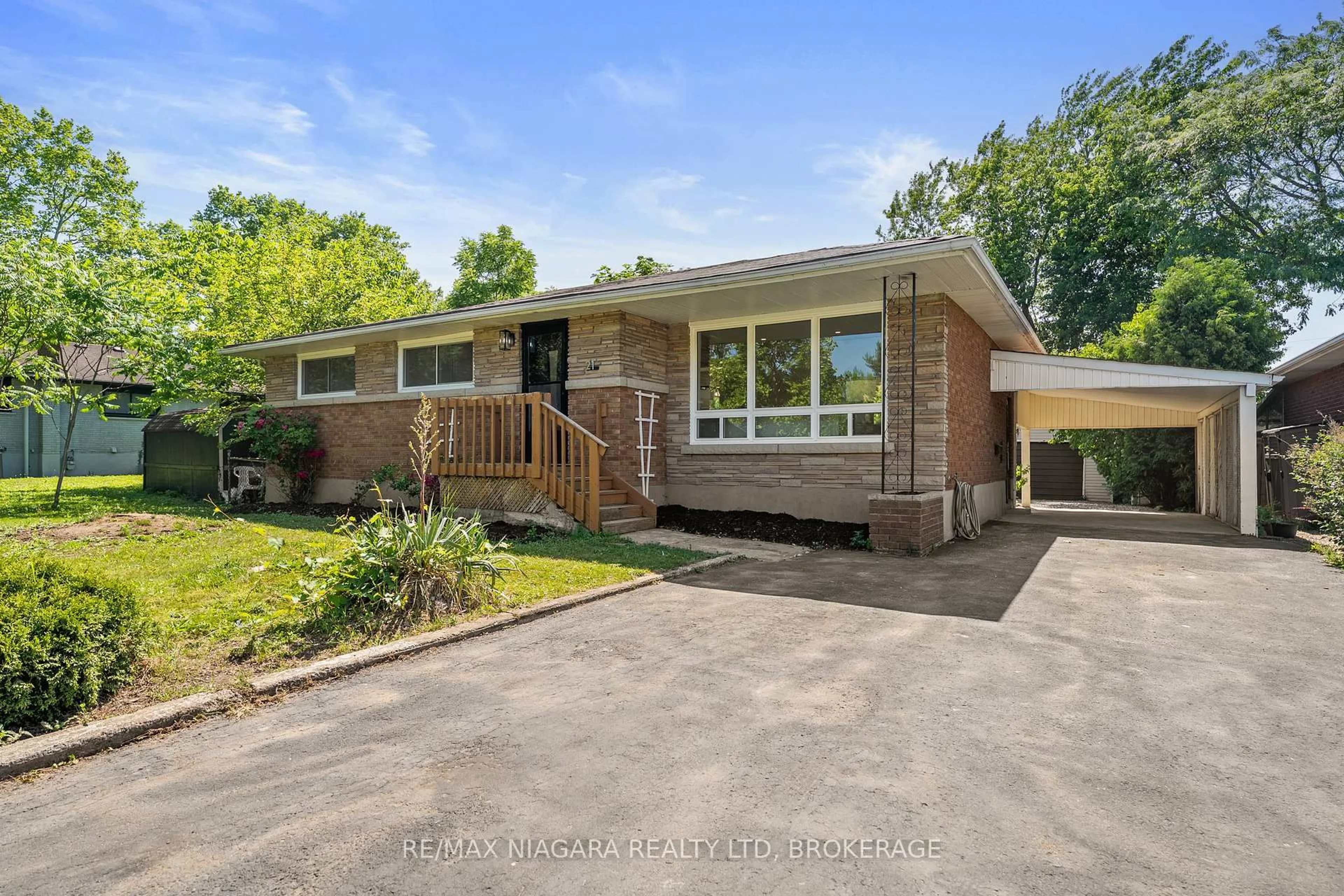 Home with brick exterior material, street for 21 Brookdale Ave, St. Catharines Ontario L2T 2T4