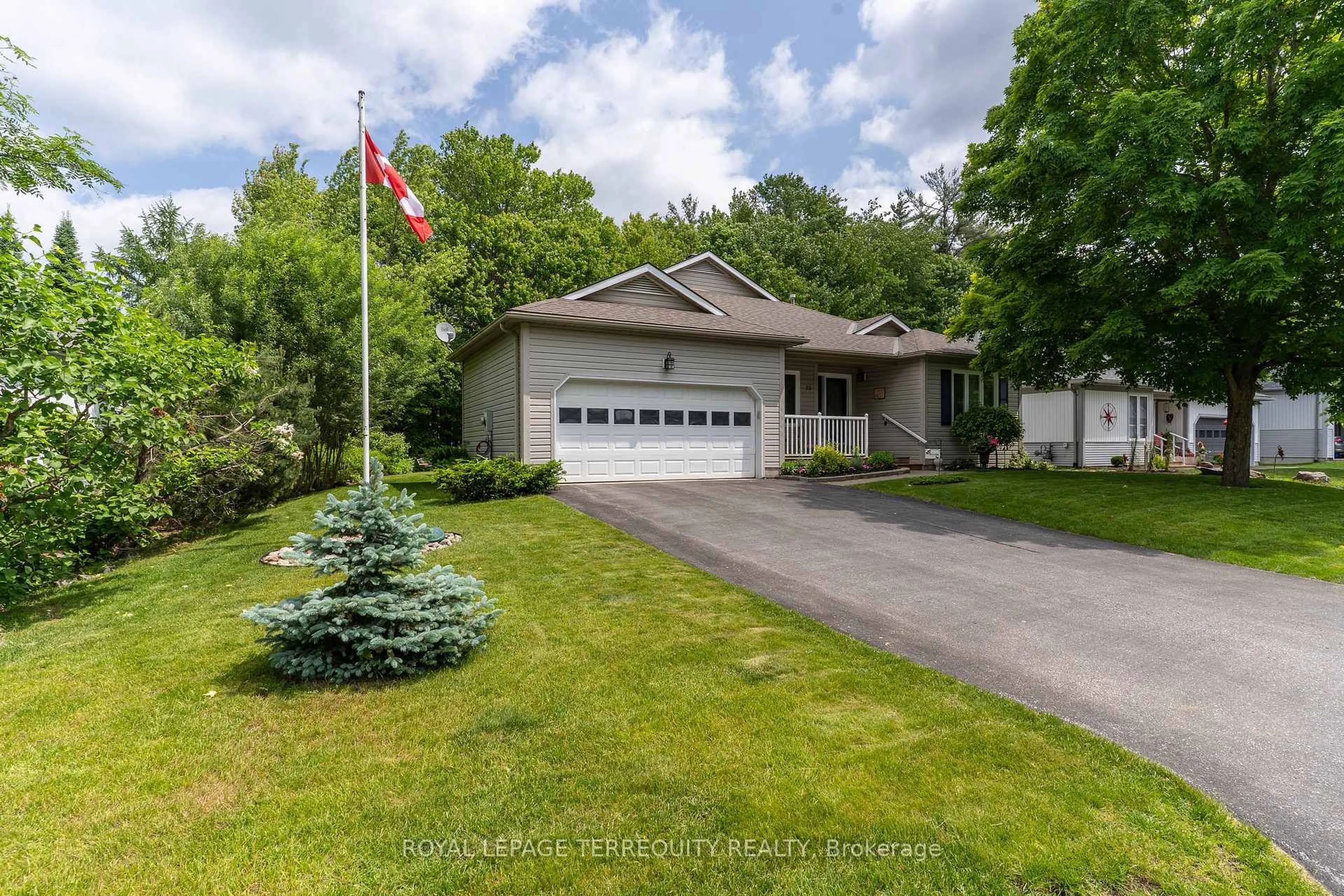 A pic from outside/outdoor area/front of a property/back of a property/a pic from drone, street for 10 Stonehedge Clse, Gravenhurst Ontario P1P 1Y7
