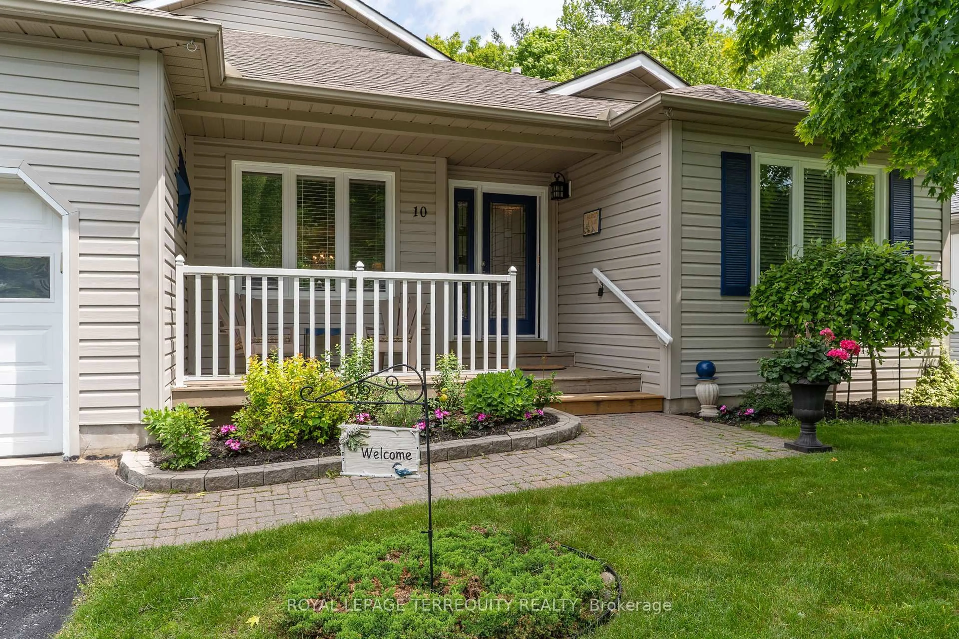 Home with vinyl exterior material, street for 10 Stonehedge Clse, Gravenhurst Ontario P1P 1Y7