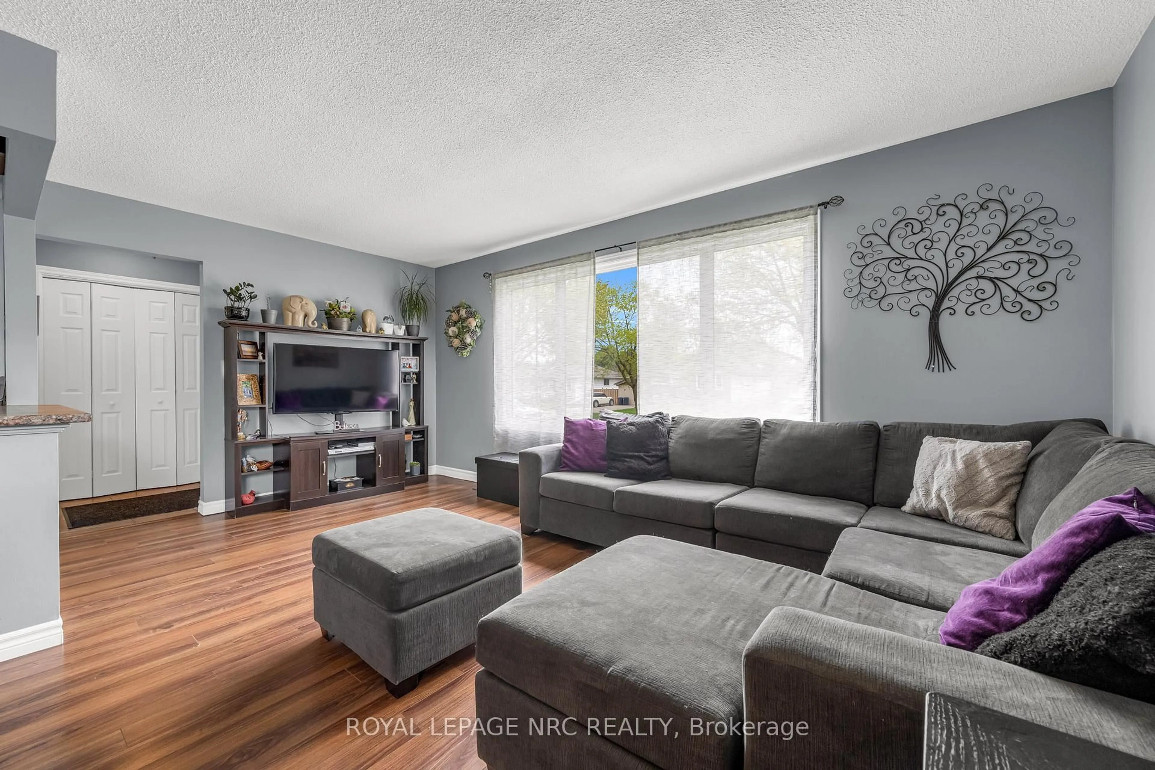 Living room with furniture, wood/laminate floor for 7301 North Dorset Pl, Niagara Falls Ontario L2J 3T3