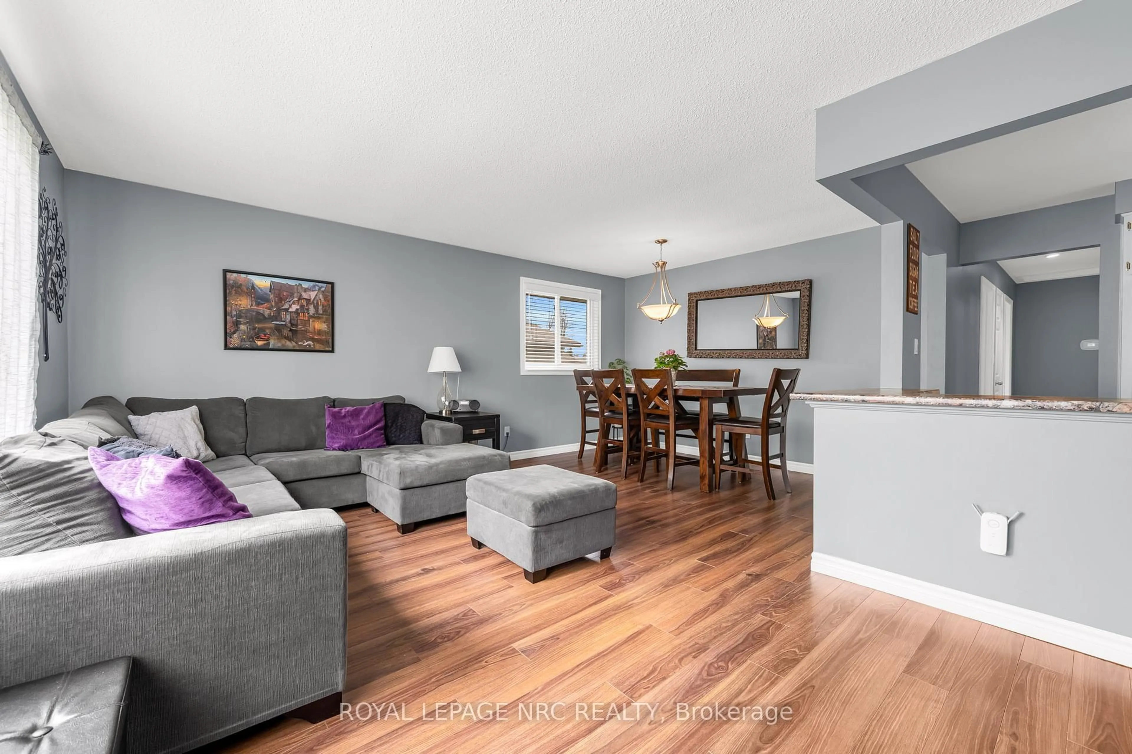Living room with furniture, wood/laminate floor for 7301 North Dorset Pl, Niagara Falls Ontario L2J 3T3