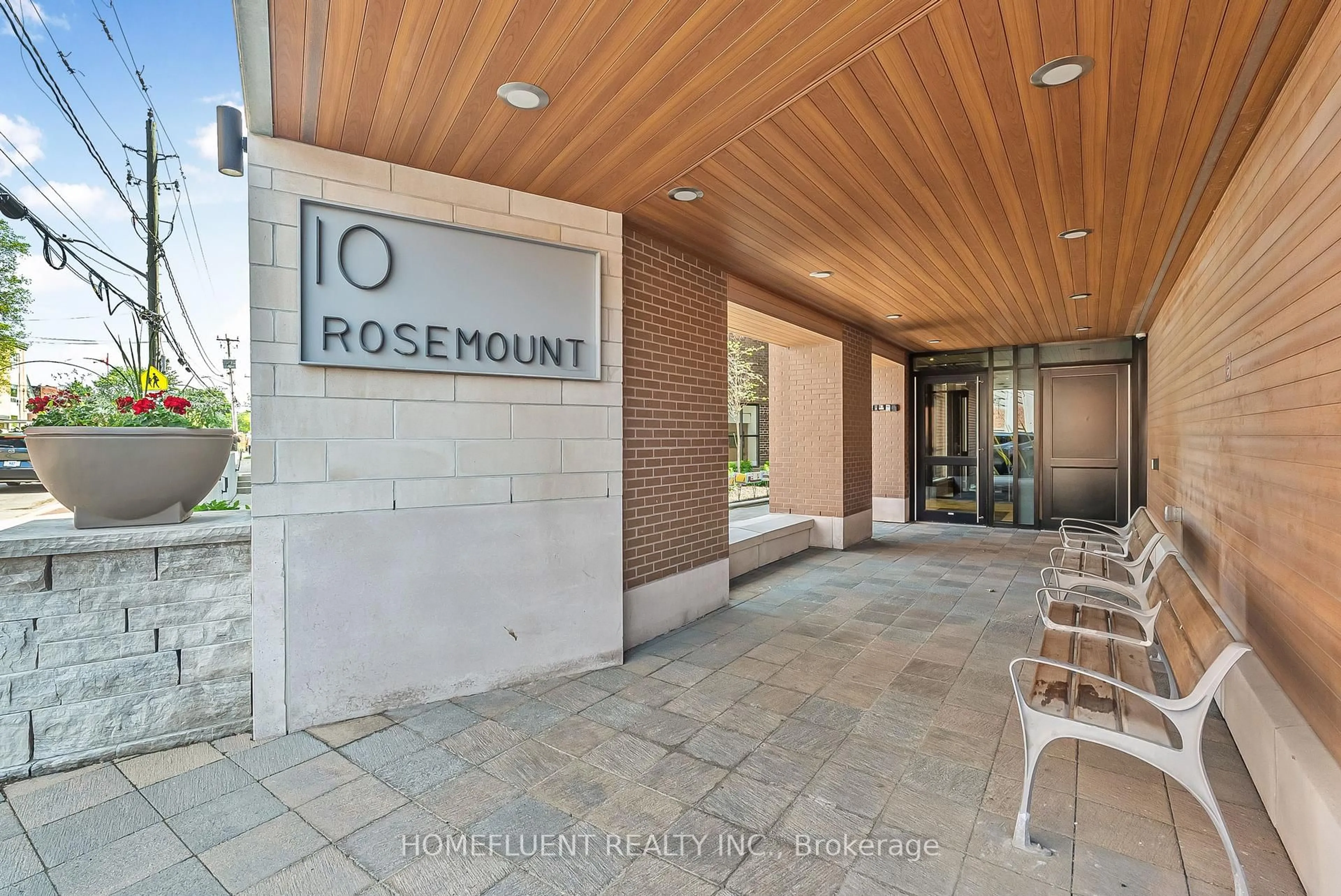 Indoor foyer for 10 Rosemount Ave #305, Ottawa Ontario K1Y 4G9
