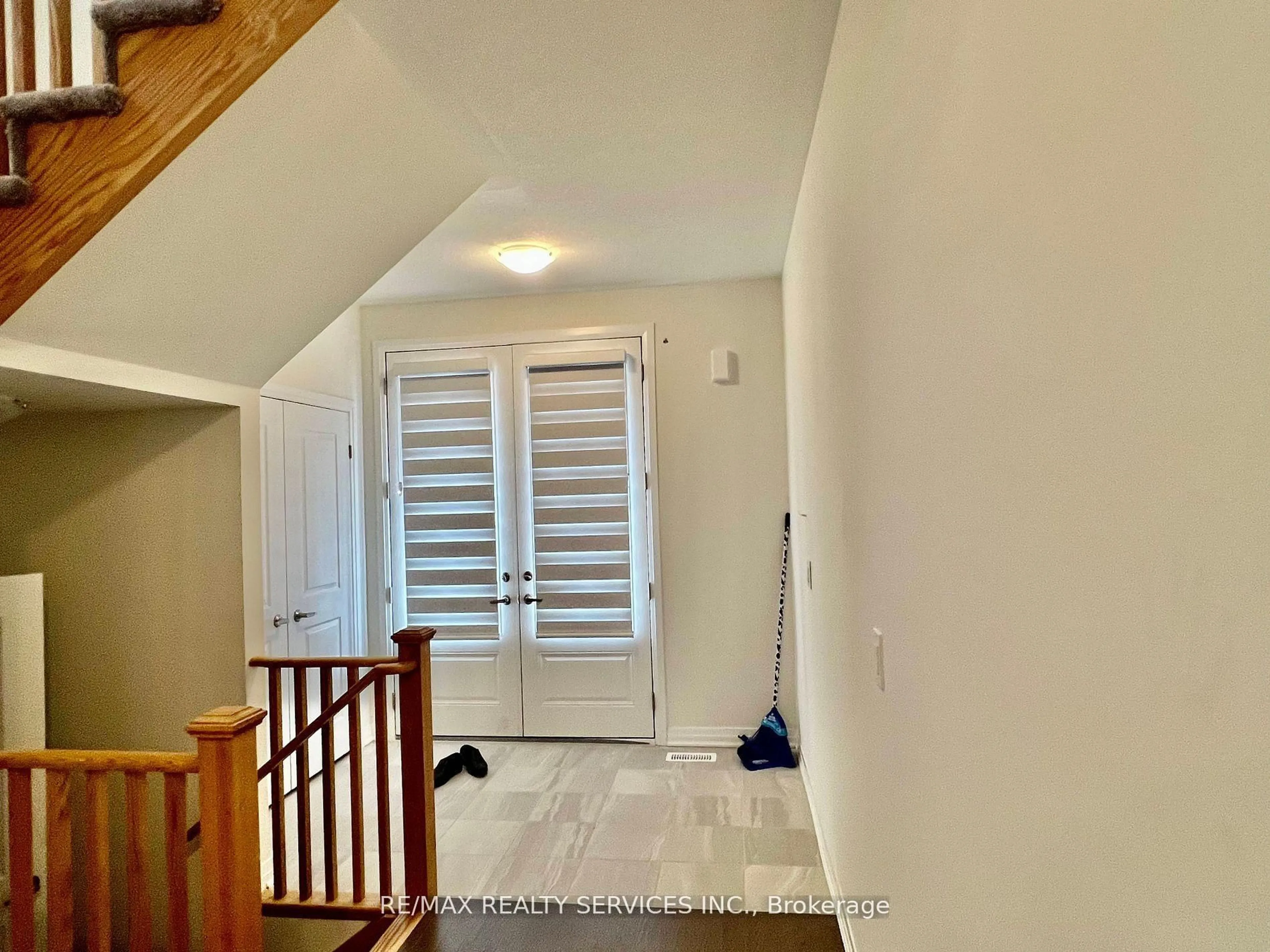 Indoor foyer for 41 Prince Philip Blvd, North Dumfries Ontario N0B 1E0