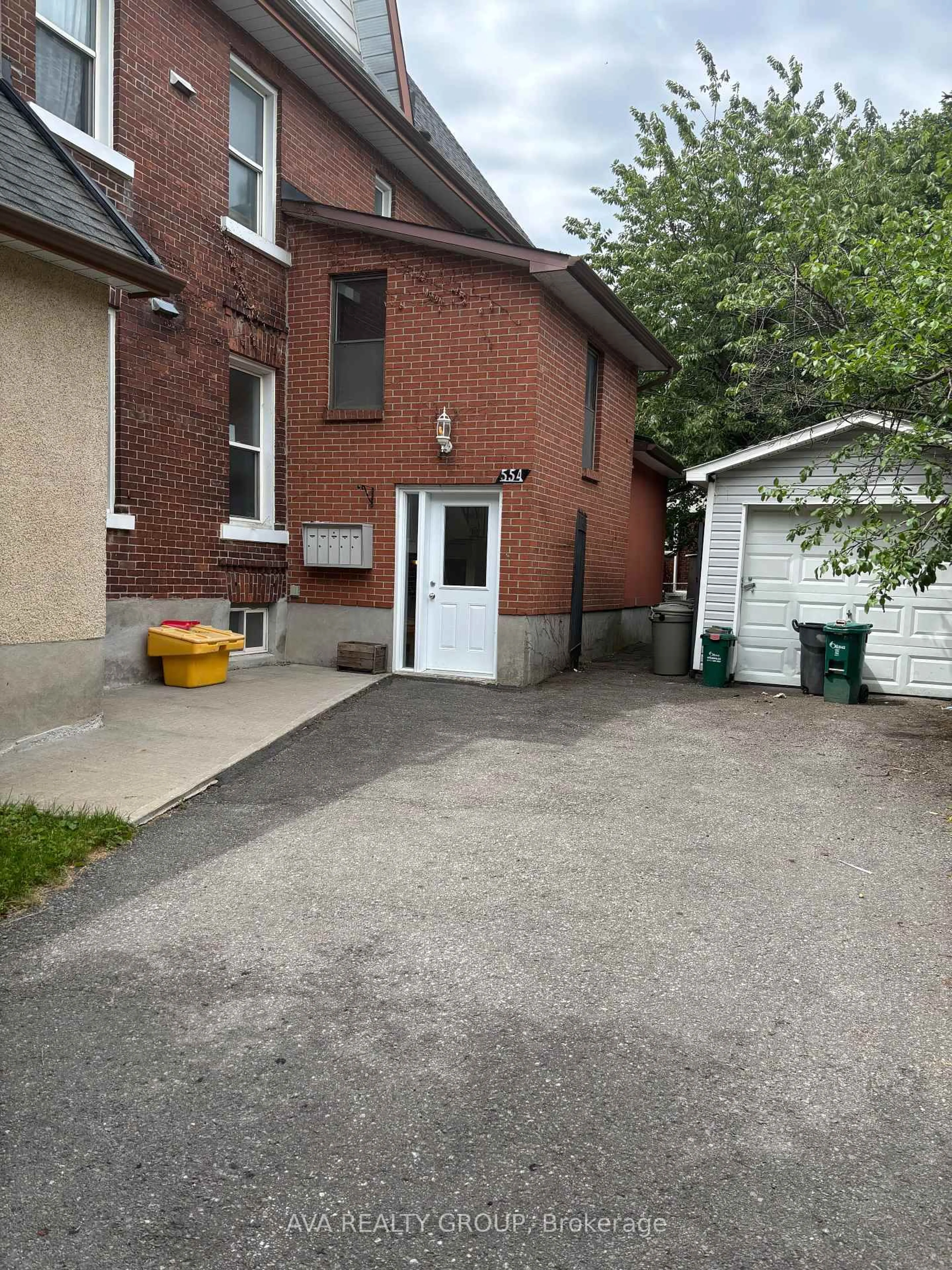 Patio, street for 554 Highcroft Ave, Ottawa Ontario K1Z 5J5