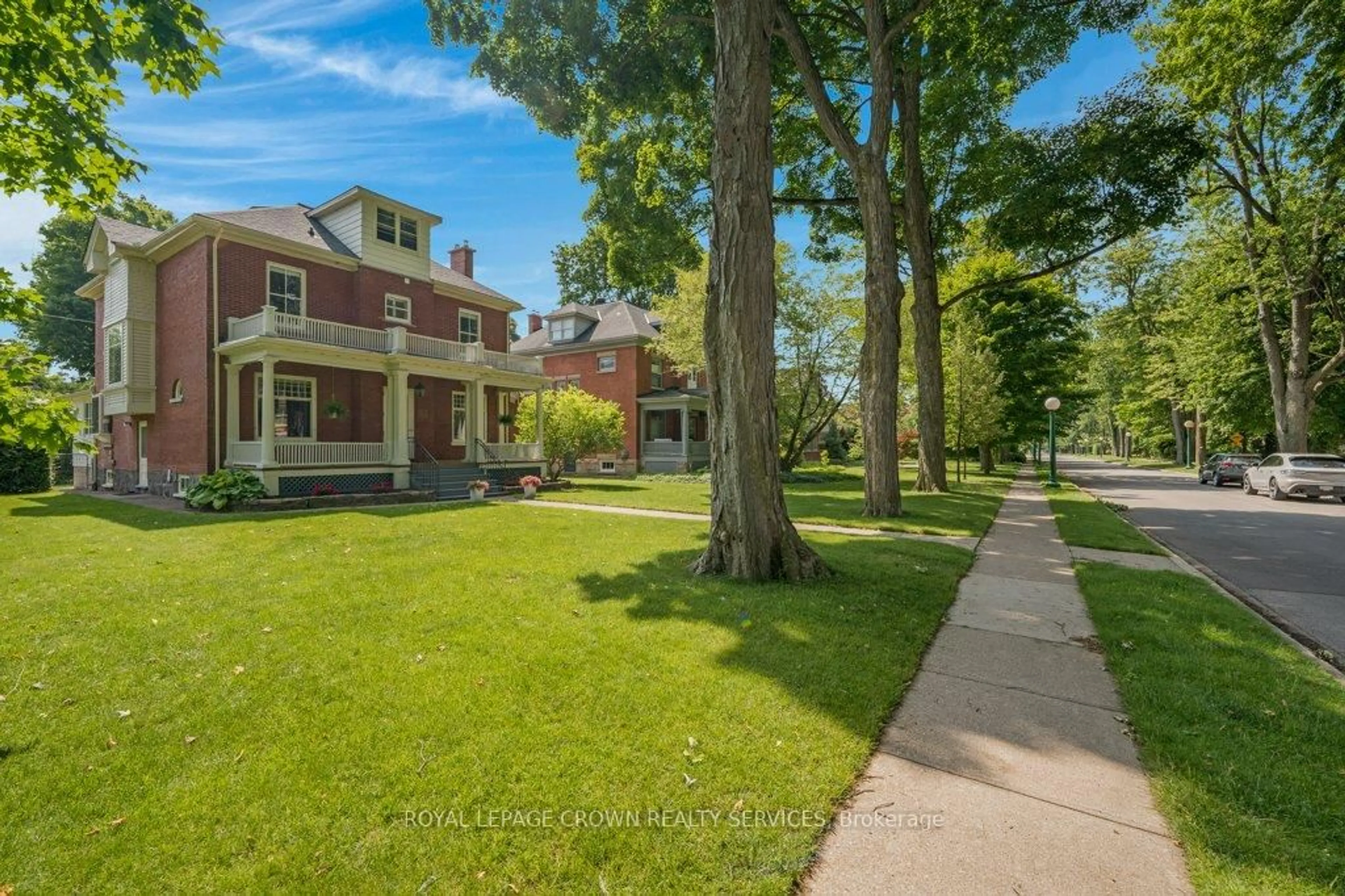 Patio, street for 21 Brant Rd, Cambridge Ontario N1S 2V9