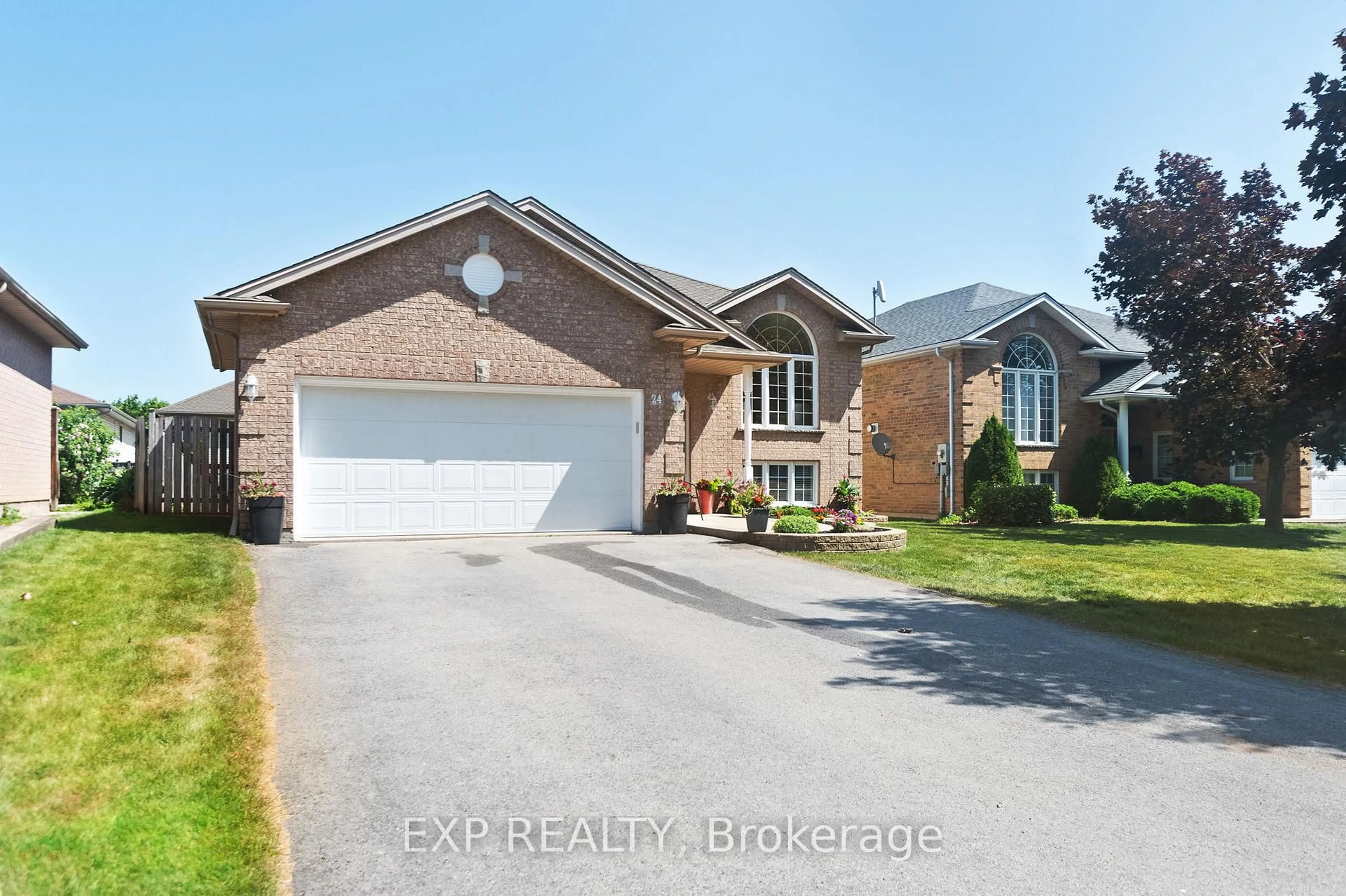 Home with brick exterior material, street for 24 Quaker Rd, Welland Ontario L3C 7K7