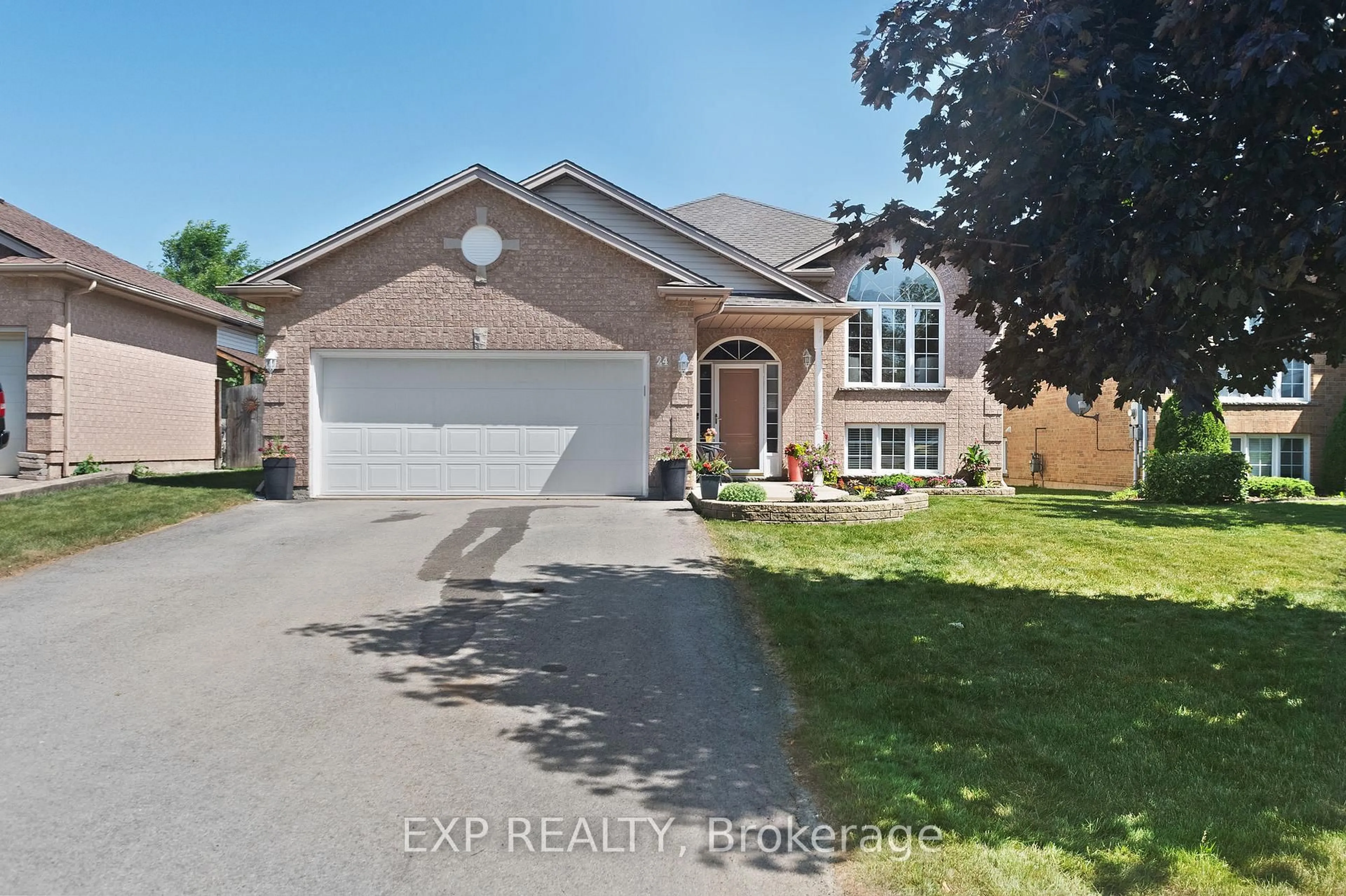 Home with brick exterior material, street for 24 Quaker Rd, Welland Ontario L3C 7K7