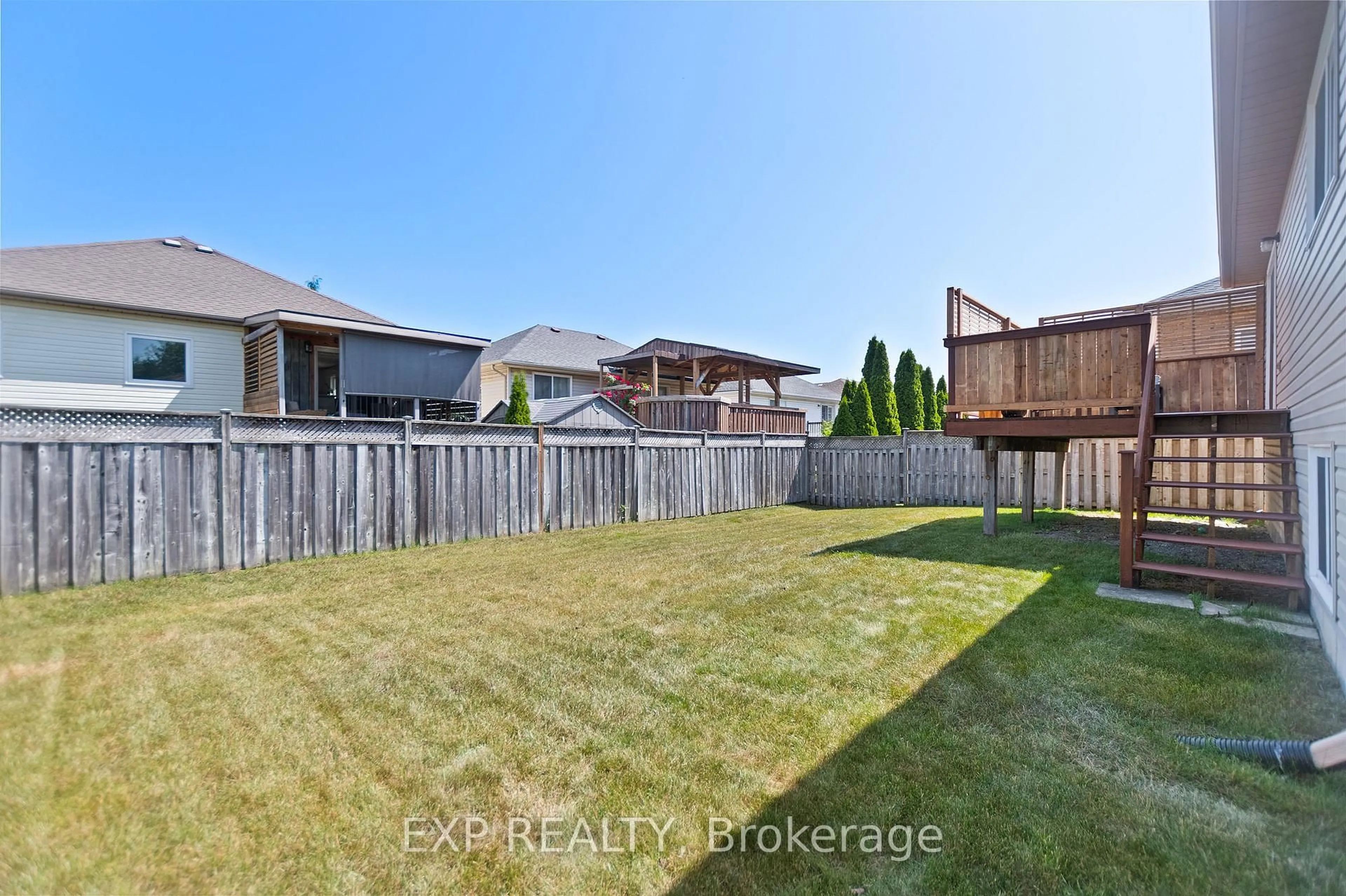A pic from outside/outdoor area/front of a property/back of a property/a pic from drone, unknown for 24 Quaker Rd, Welland Ontario L3C 7K7