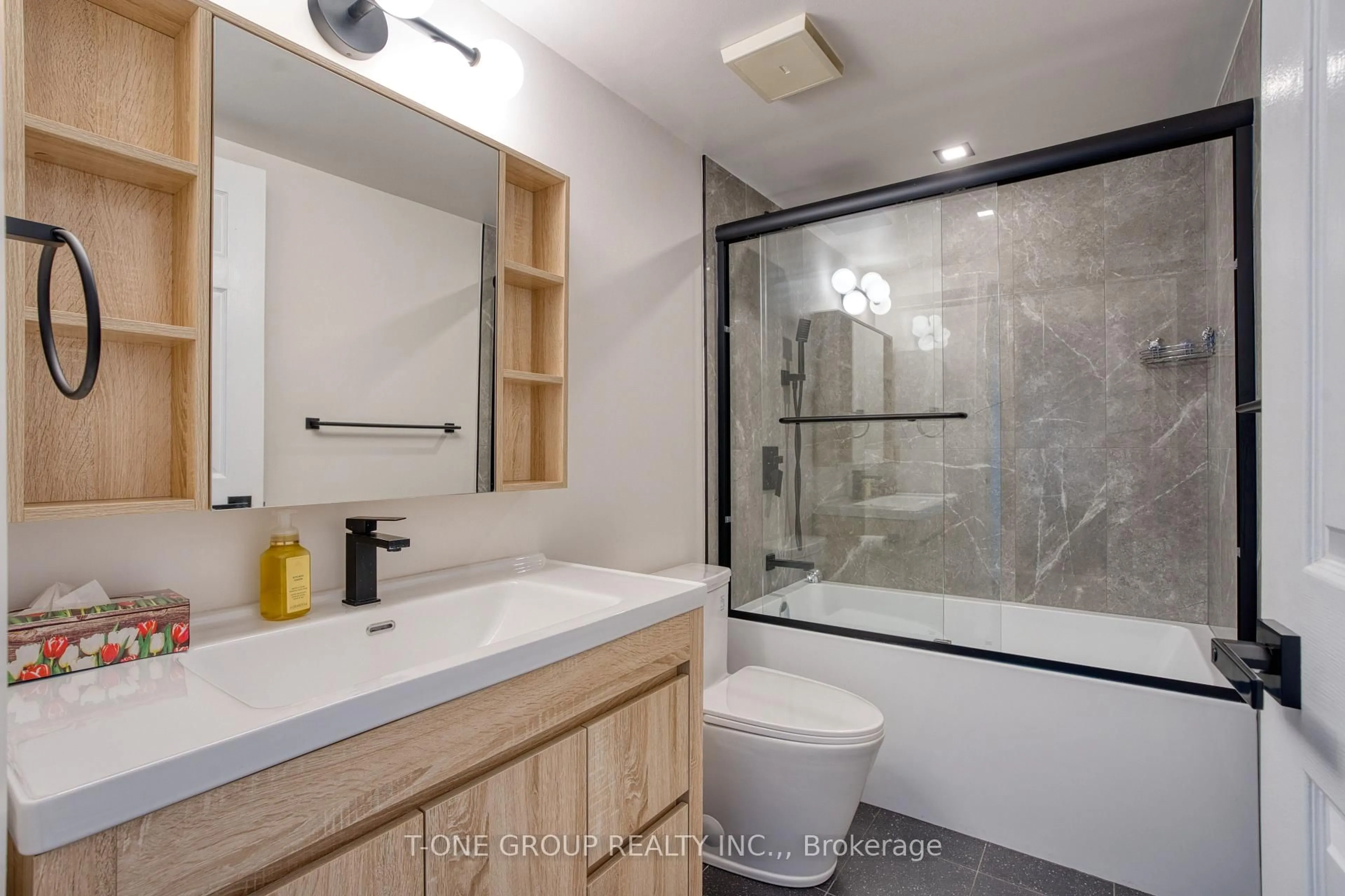 Contemporary bathroom, ceramic/tile floor for 155 KENT St #1108, London East Ontario N6A 5N7