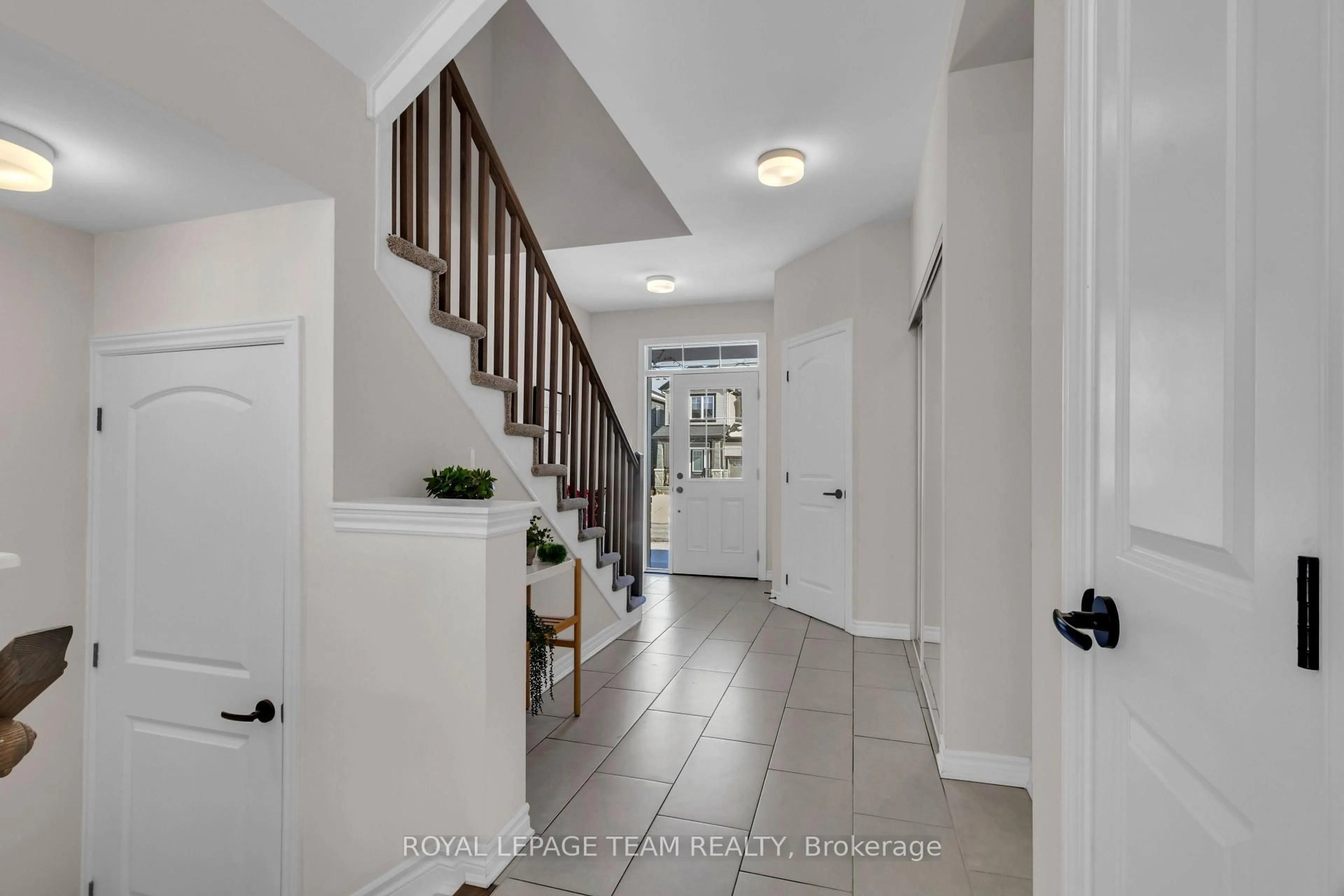 Indoor entryway for 906 Nokomis Pl, Ottawa Ontario K2J 6T2