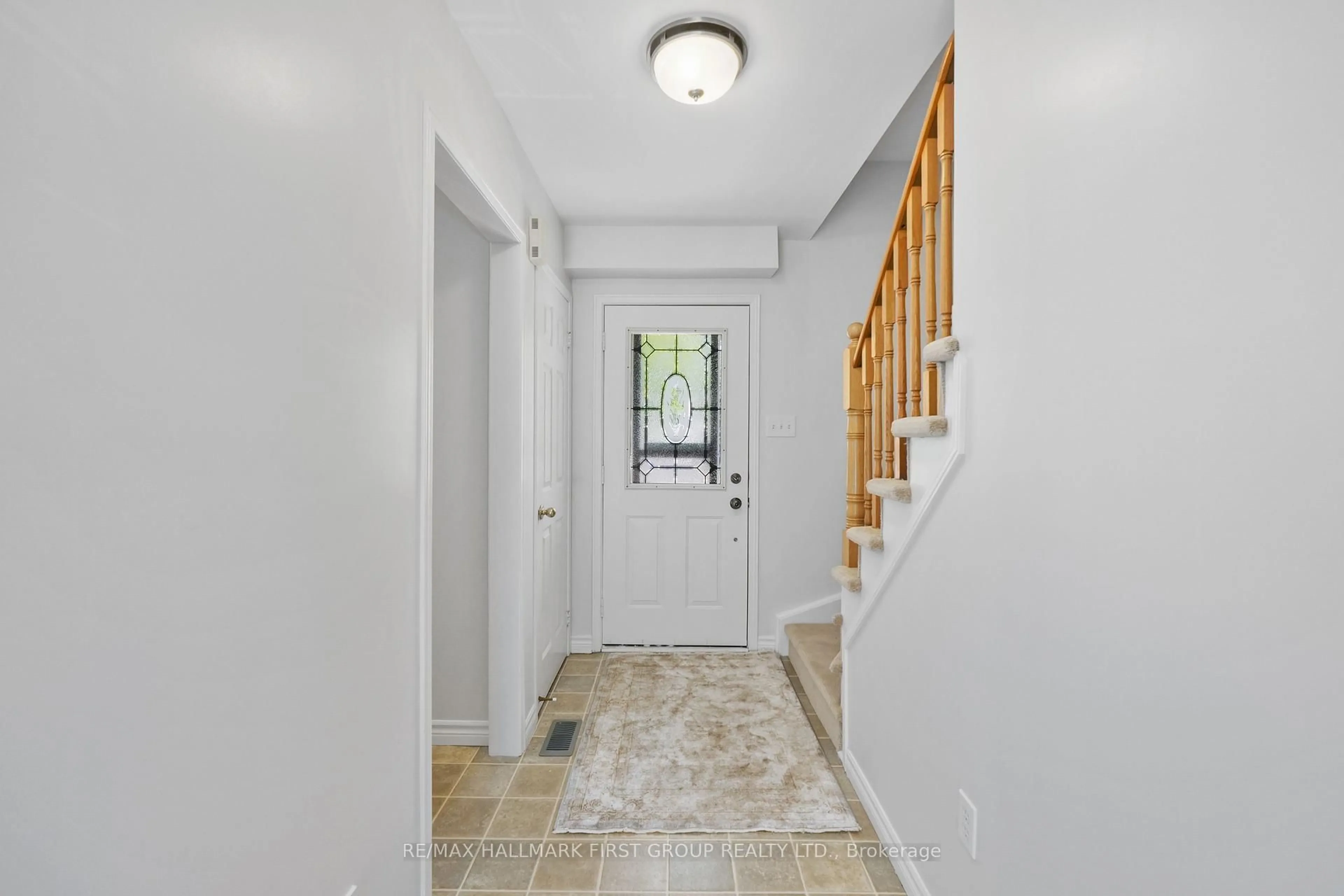 Indoor entryway for 993 Fraser Crt, Cobourg Ontario K9A 5M9