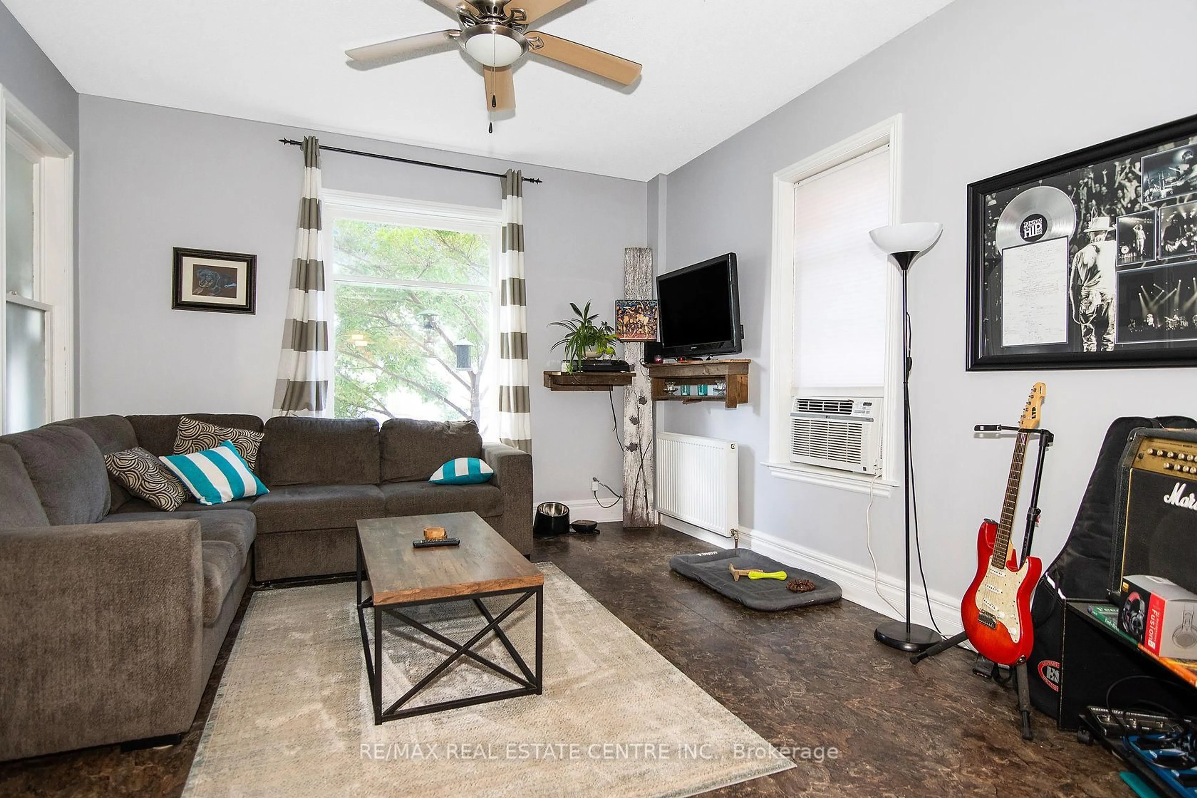 Living room with furniture, unknown for 132 First Ave, Shelburne Ontario L9V 3K1