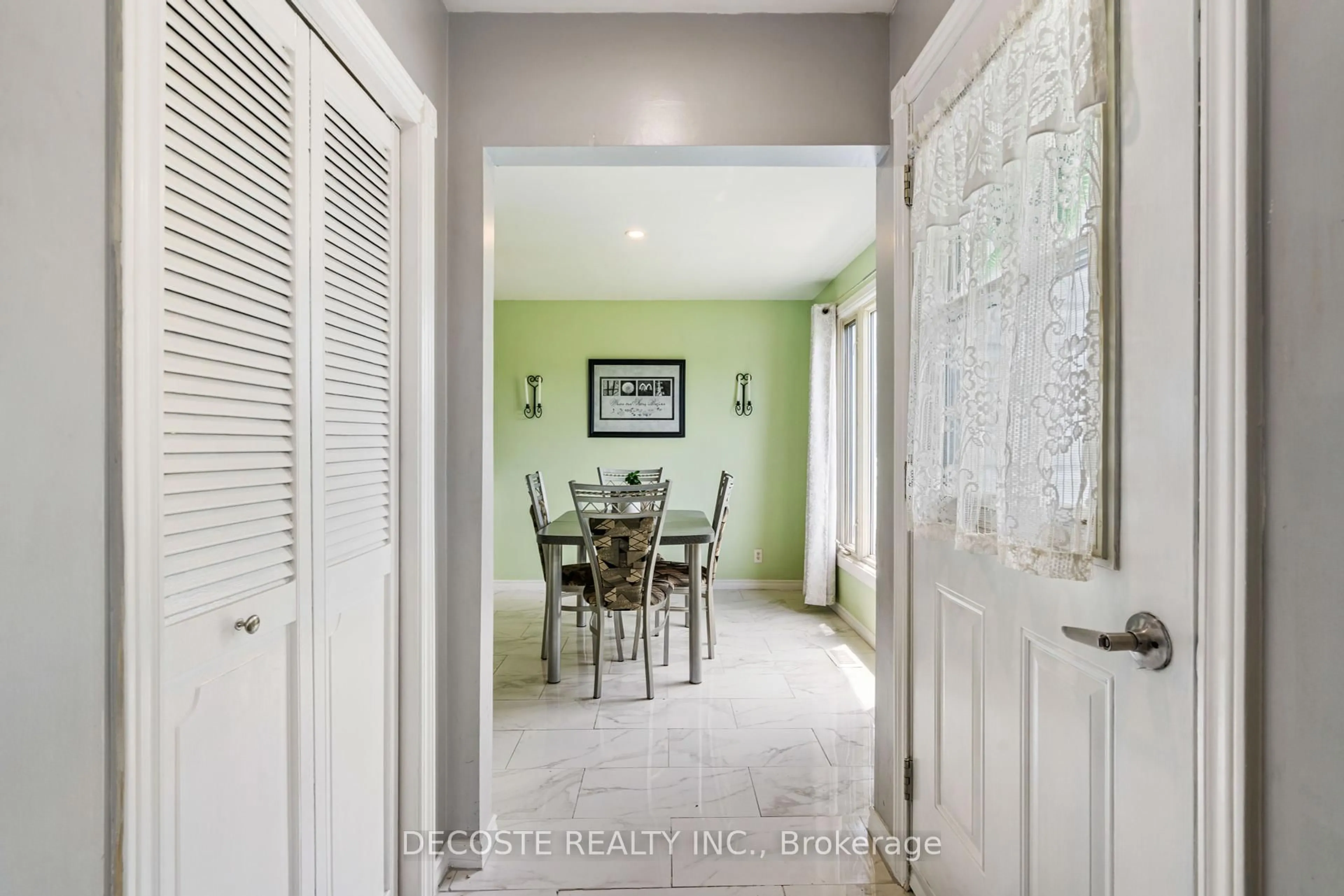 Indoor entryway for 3507 Thomas St, South Stormont Ontario K6K 1P4