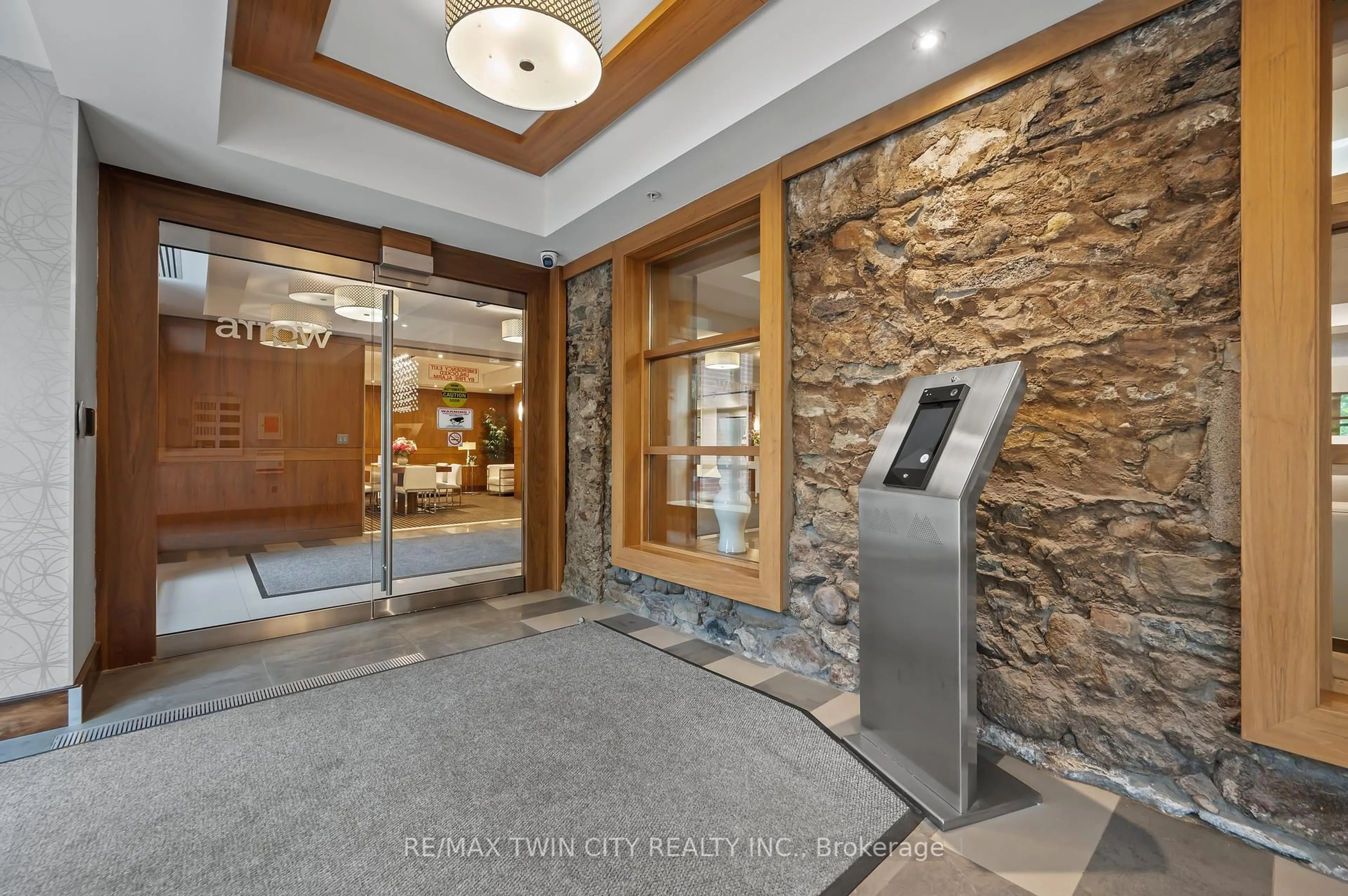 Indoor foyer for 112 Benton St #612, Kitchener Ontario N2G 3H6