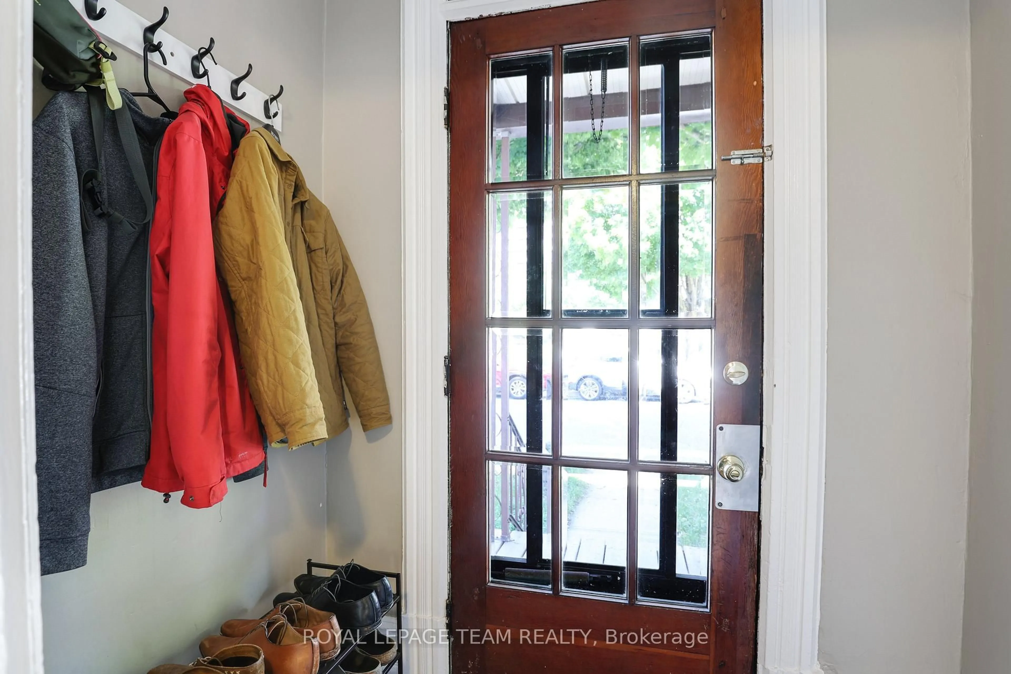 Indoor entryway for 142 Cathcart St, Ottawa Ontario K1N 5B8