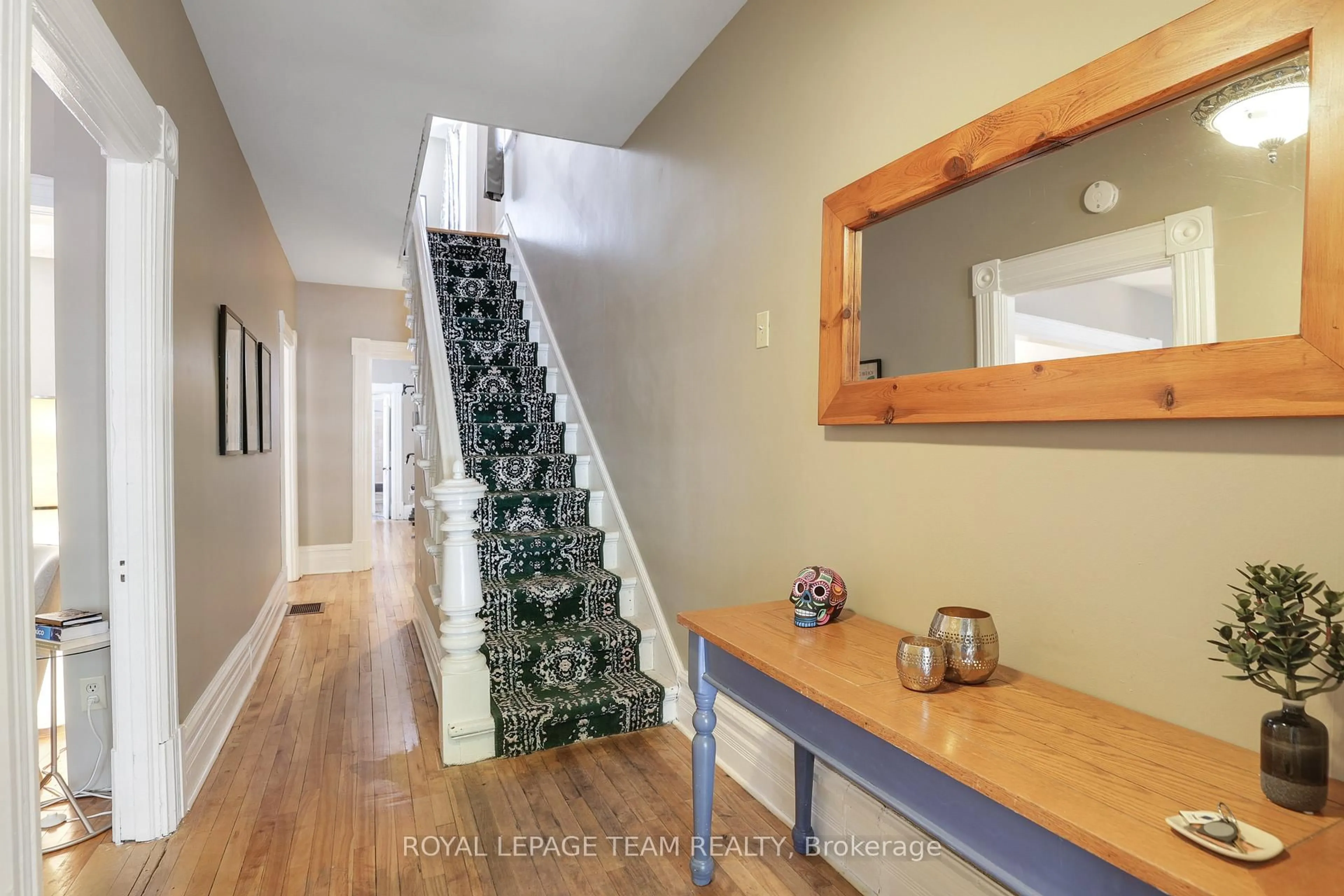 Indoor entryway for 142 Cathcart St, Ottawa Ontario K1N 5B8