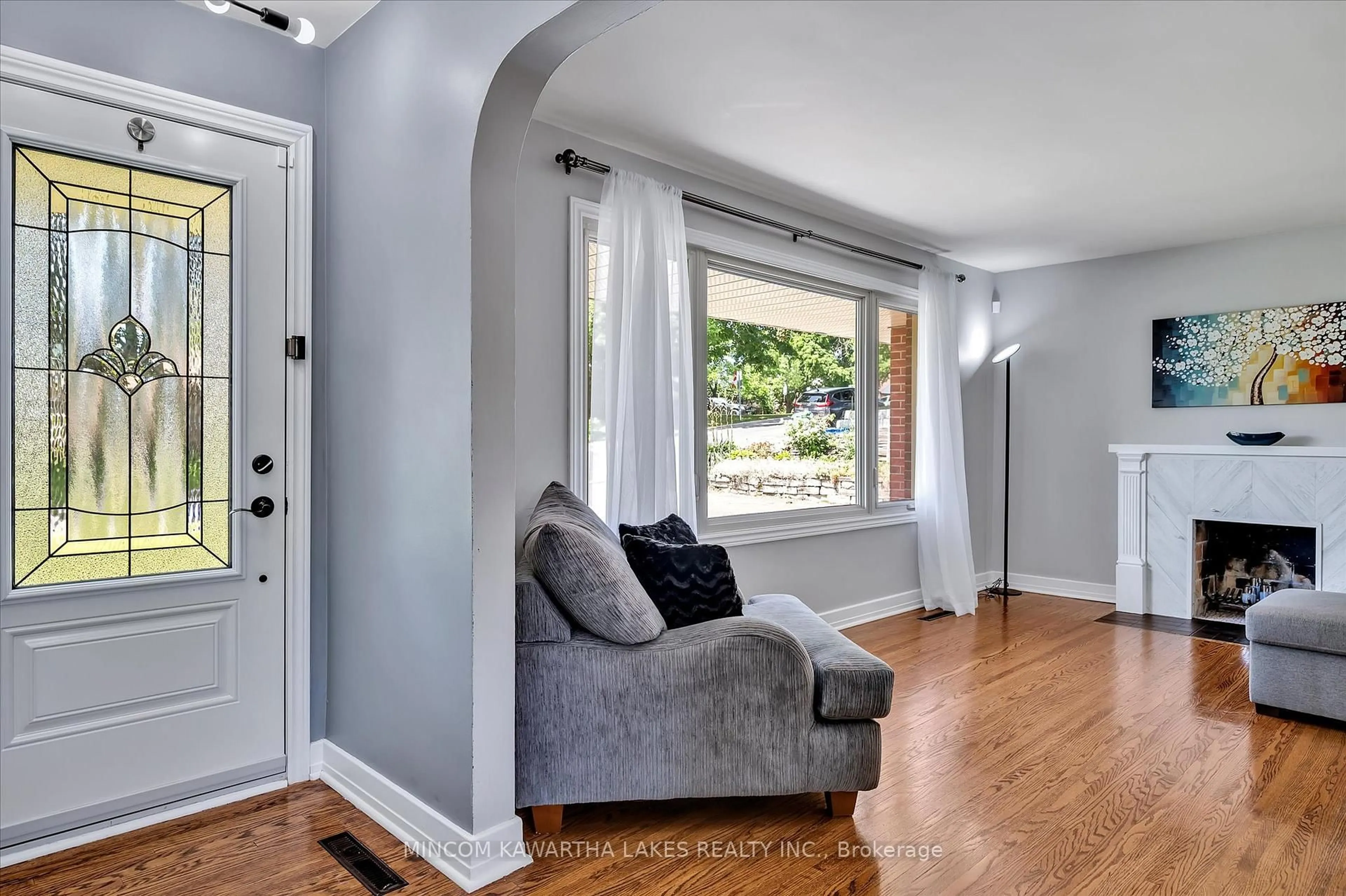 Indoor entryway for 676 Victory Cres, Peterborough Central Ontario K9J 4T3
