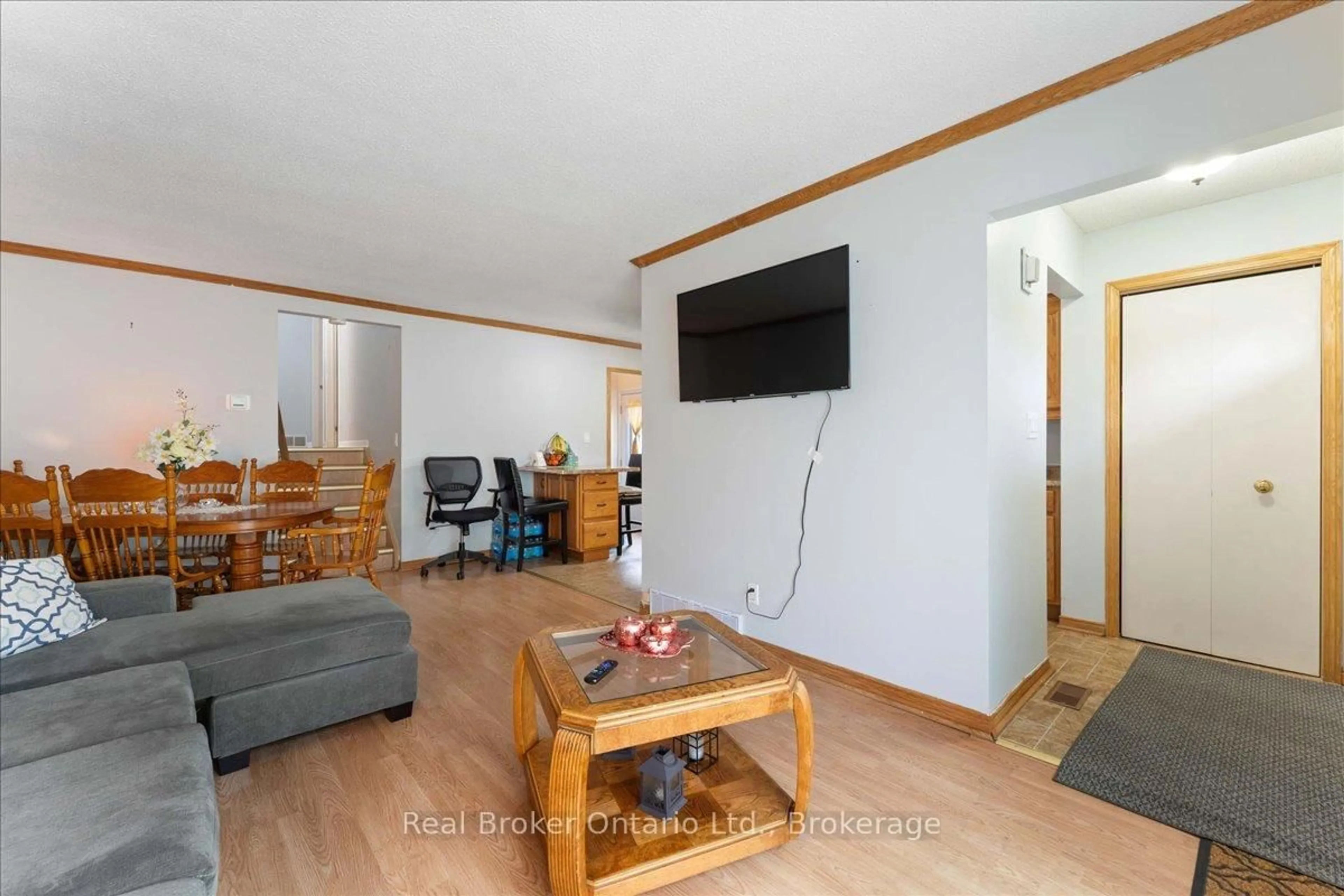 Living room with furniture, wood/laminate floor for 30 Rainbow Crt, Welland Ontario L3C 6R4