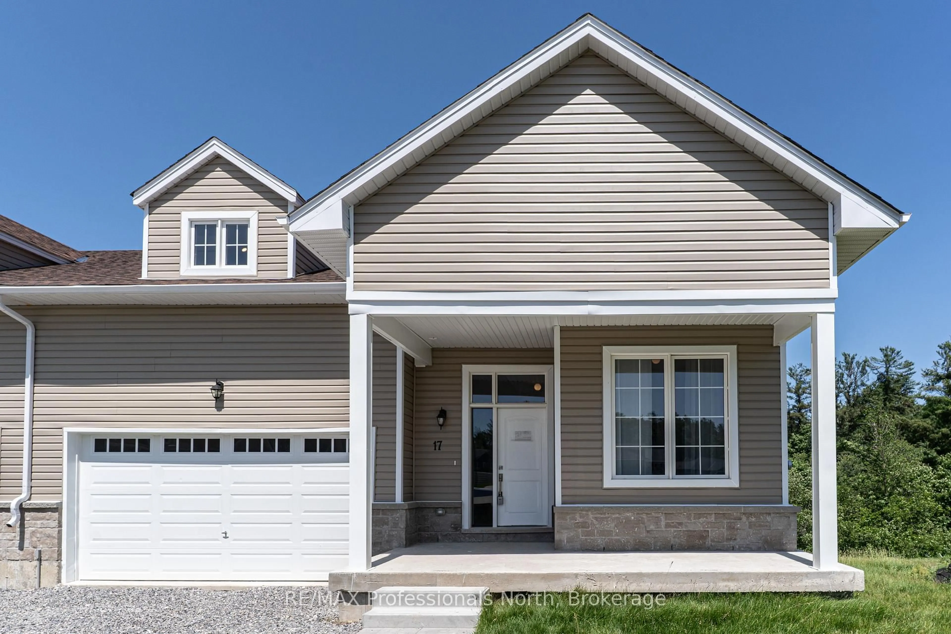 Home with vinyl exterior material, street for 17 Turnberry Crt, Bracebridge Ontario P1L 0N5