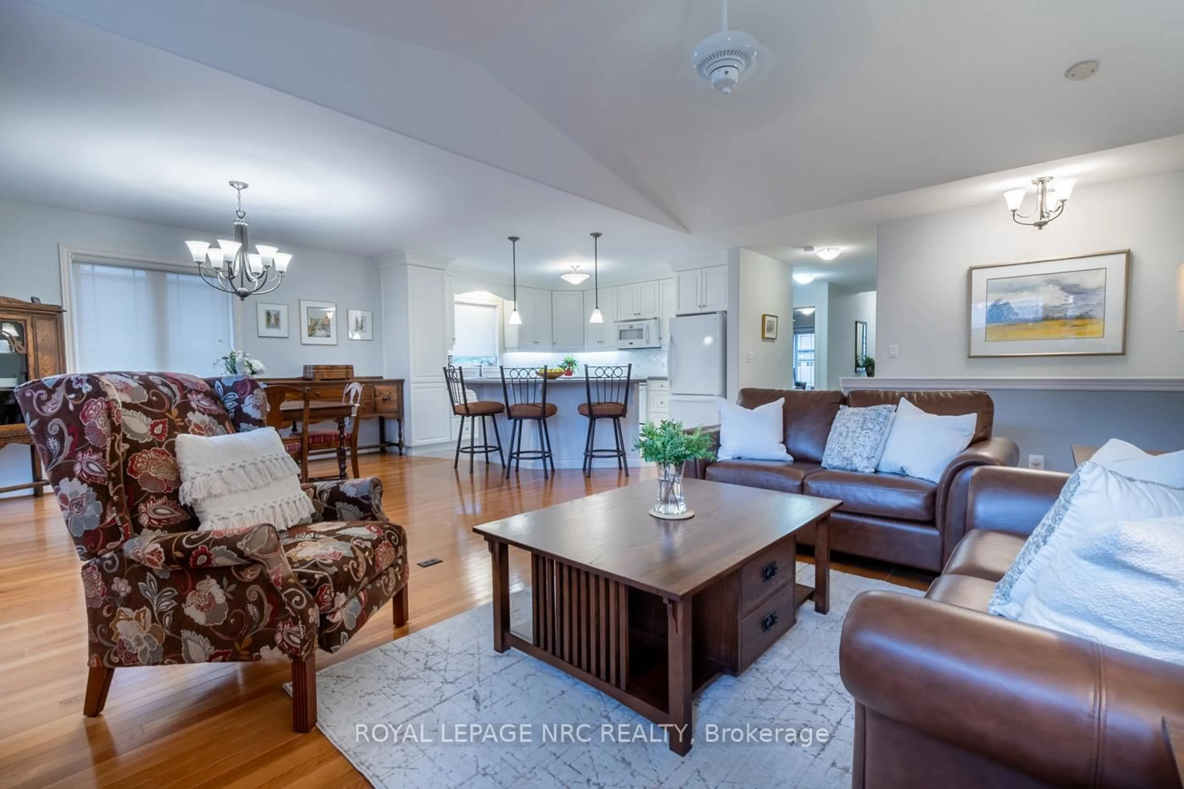Living room with furniture, wood/laminate floor for 3 Vista Dr, Pelham Ontario L0S 1E2