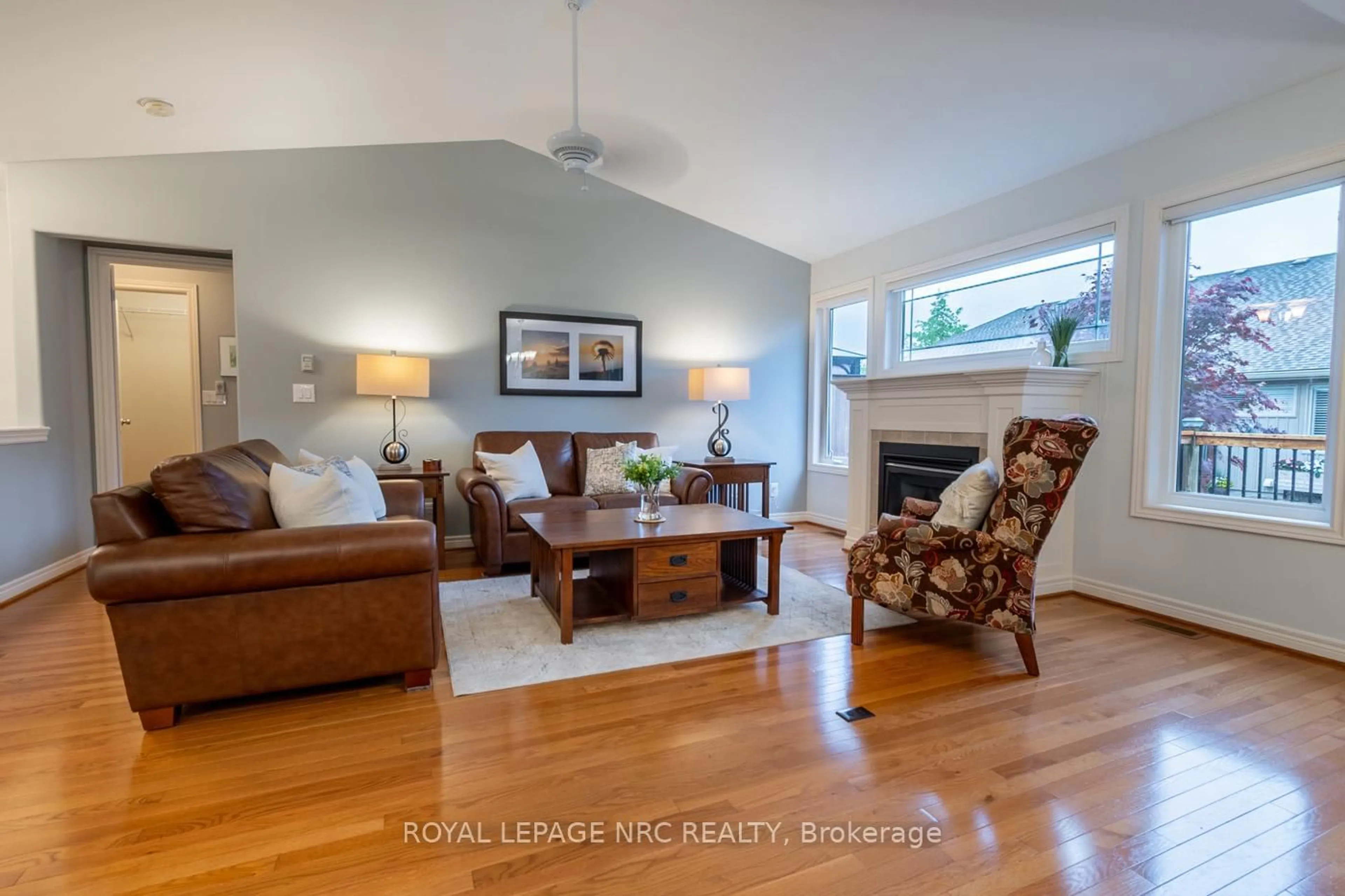 Living room with furniture, wood/laminate floor for 3 Vista Dr, Pelham Ontario L0S 1E2