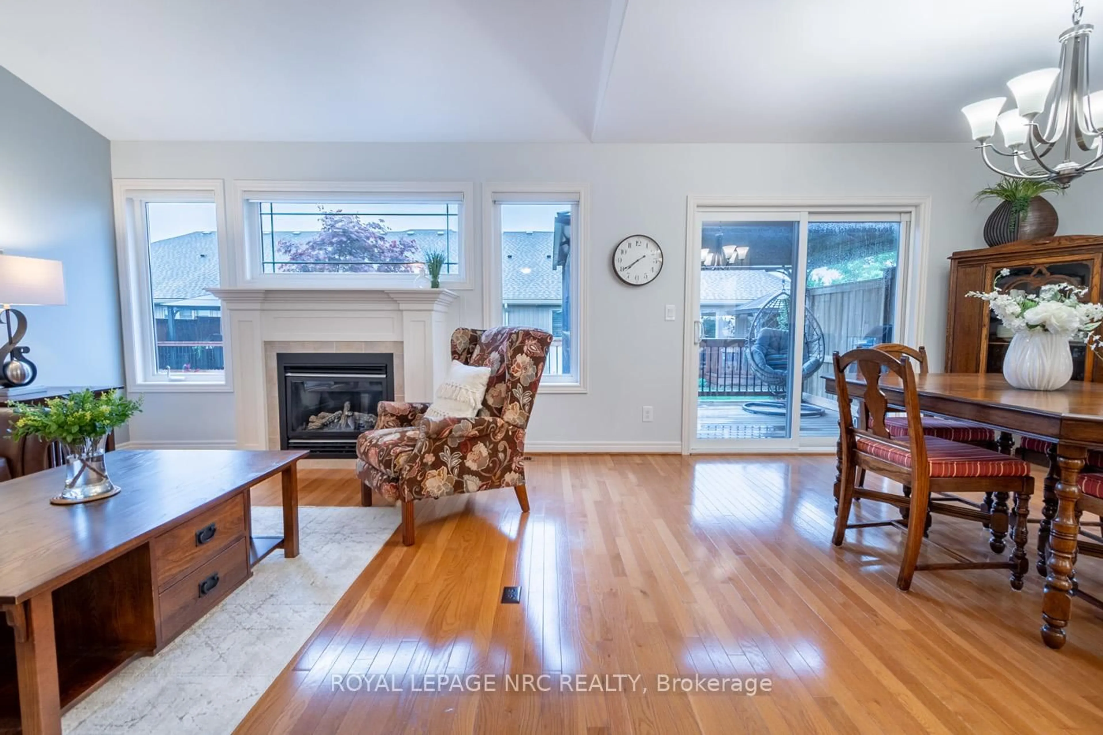 Living room with furniture, wood/laminate floor for 3 Vista Dr, Pelham Ontario L0S 1E2