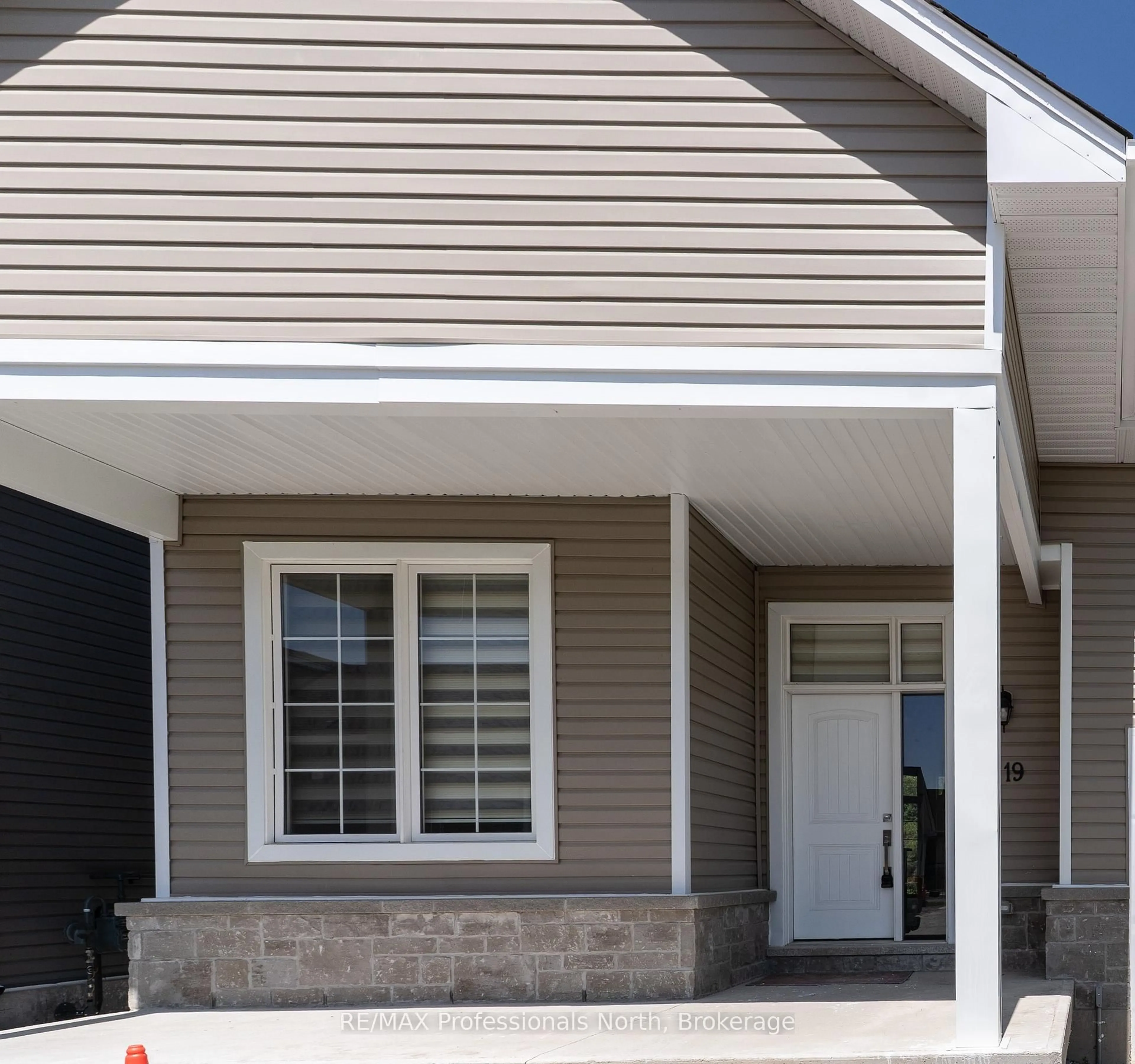 Home with vinyl exterior material, street for 19 Turnberry Crt, Bracebridge Ontario P1L 0N5